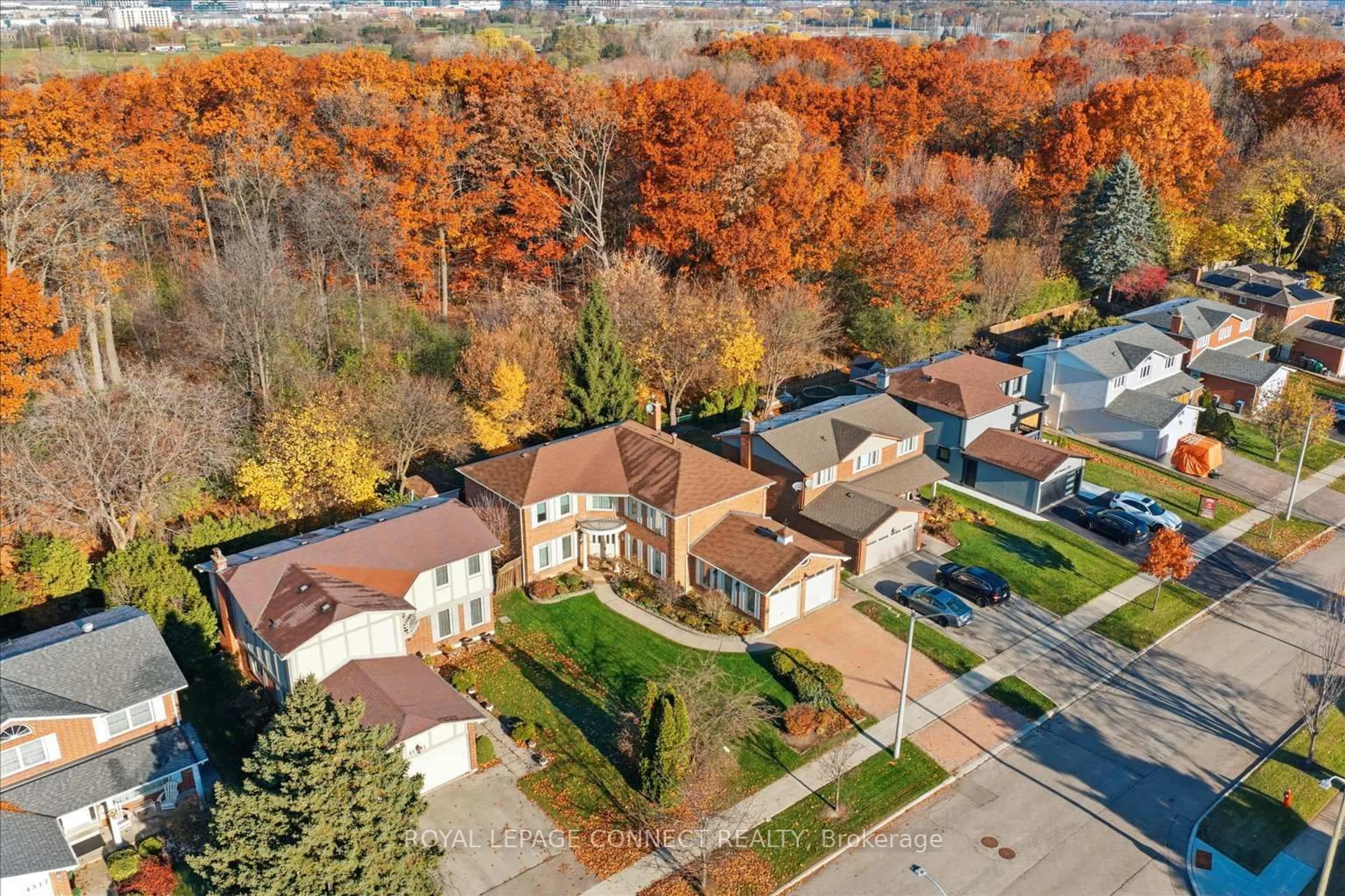 A pic from outside/outdoor area/front of a property/back of a property/a pic from drone, street for 4307 Garnetwood Chse, Mississauga Ontario L4W 2H1