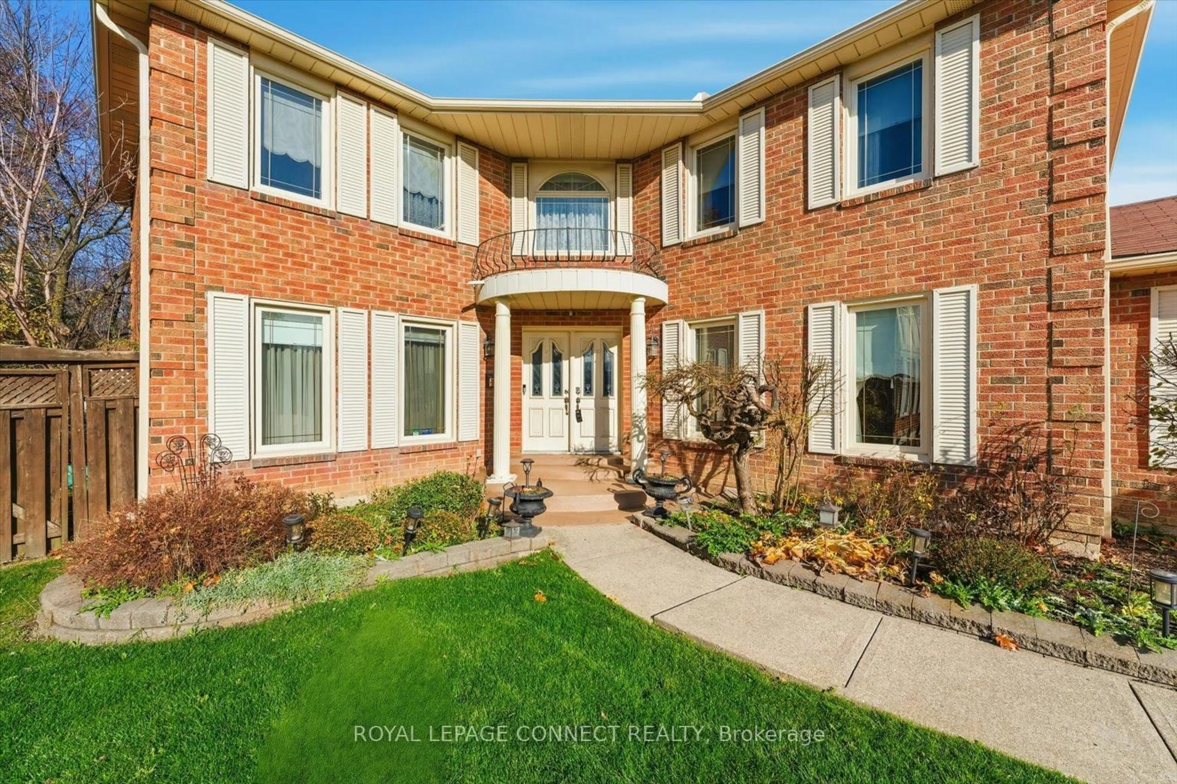 Home with brick exterior material, building for 4307 Garnetwood Chse, Mississauga Ontario L4W 2H1