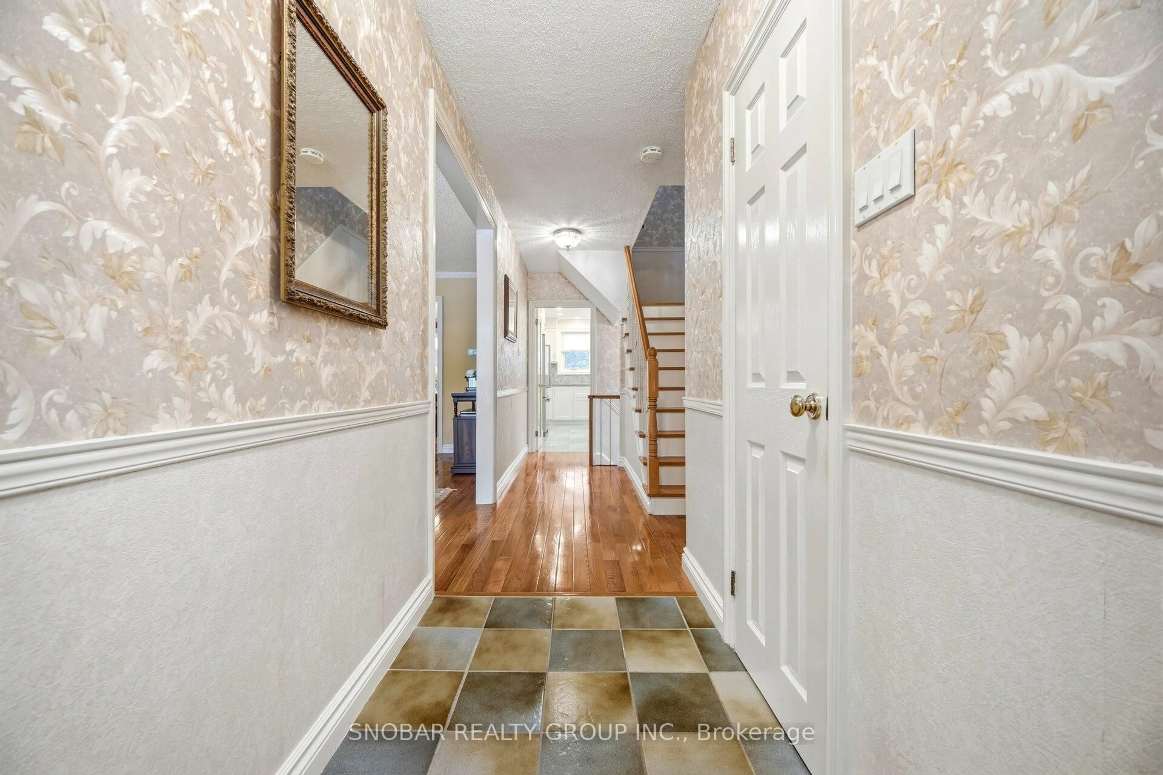Indoor entryway for 3353 Carillion Ave, Mississauga Ontario L5C 2A9