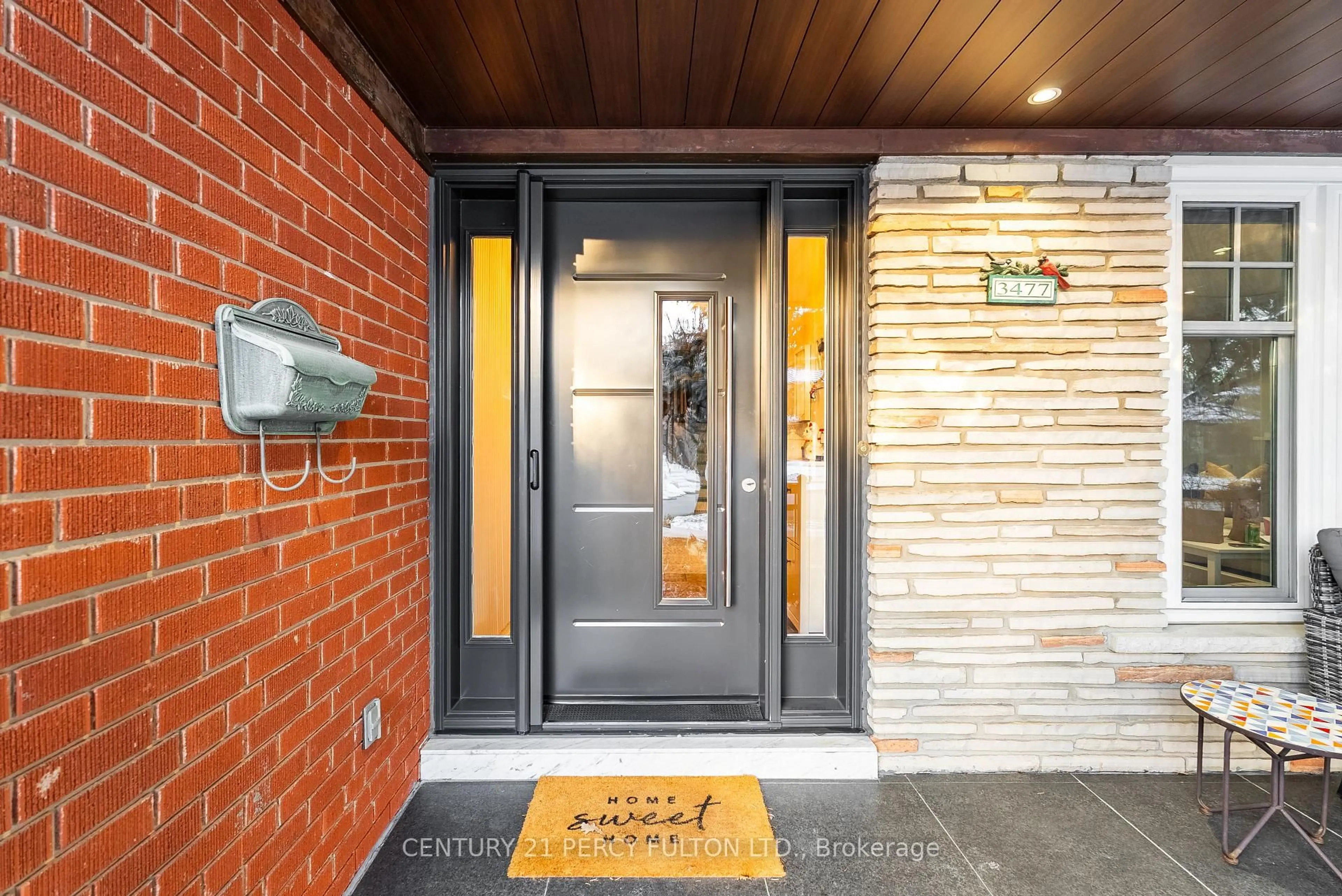 Indoor entryway for 3477 Bridgewood Dr, Mississauga Ontario L4X 2P3