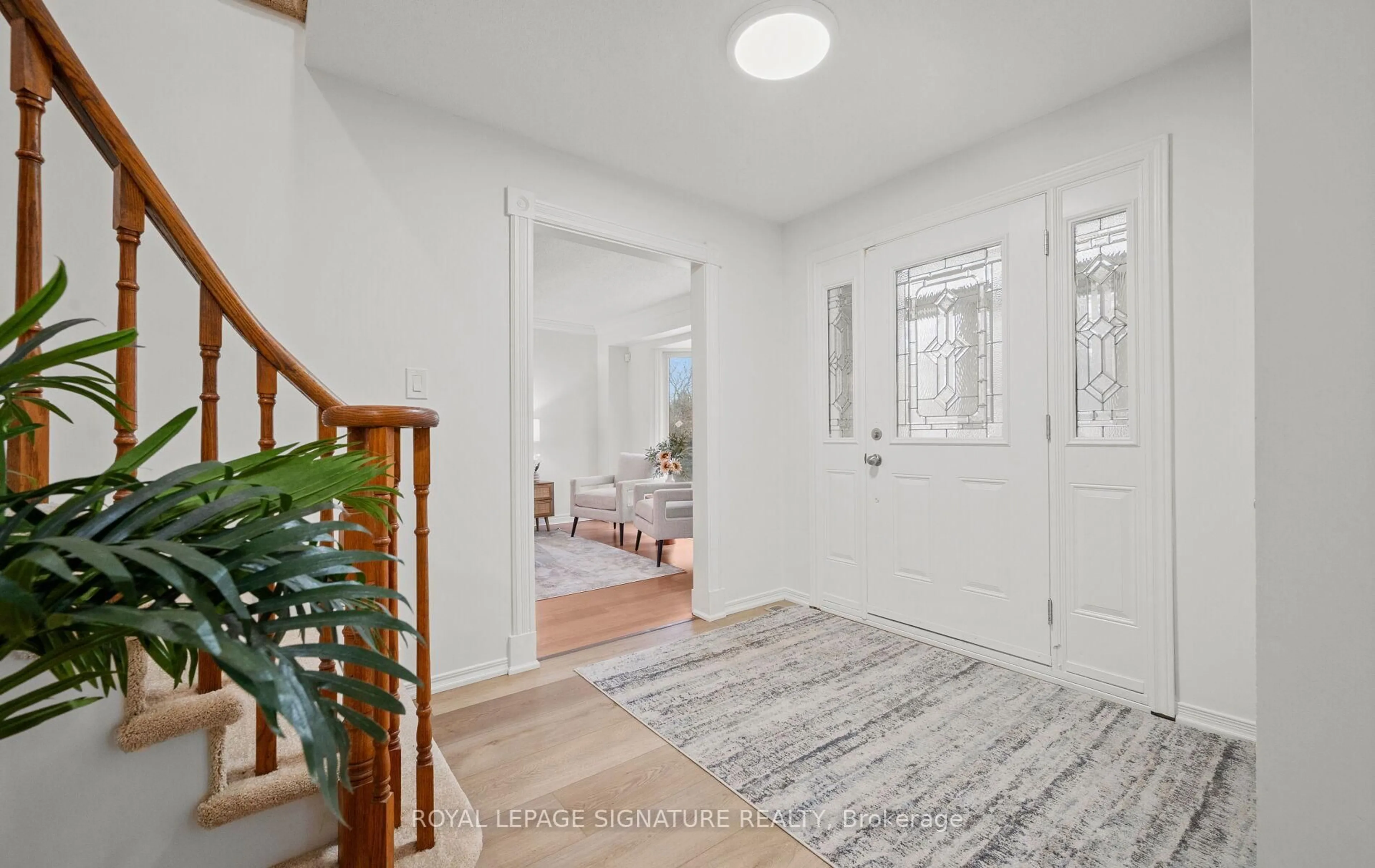 Indoor entryway for 2035 Folkway Dr, Mississauga Ontario L5L 3G3