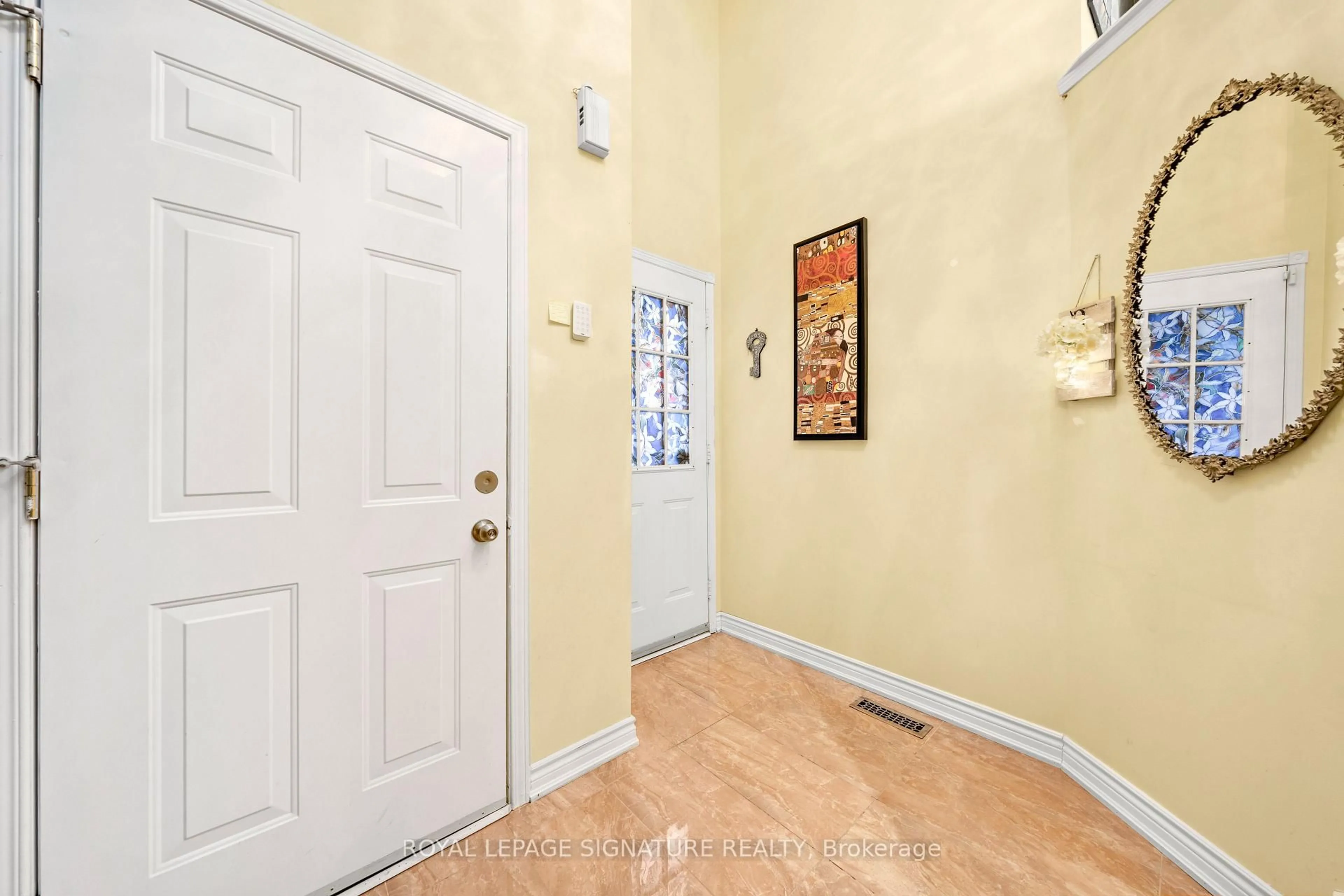 Indoor entryway for 687 Twain Ave, Mississauga Ontario L5W 1K7