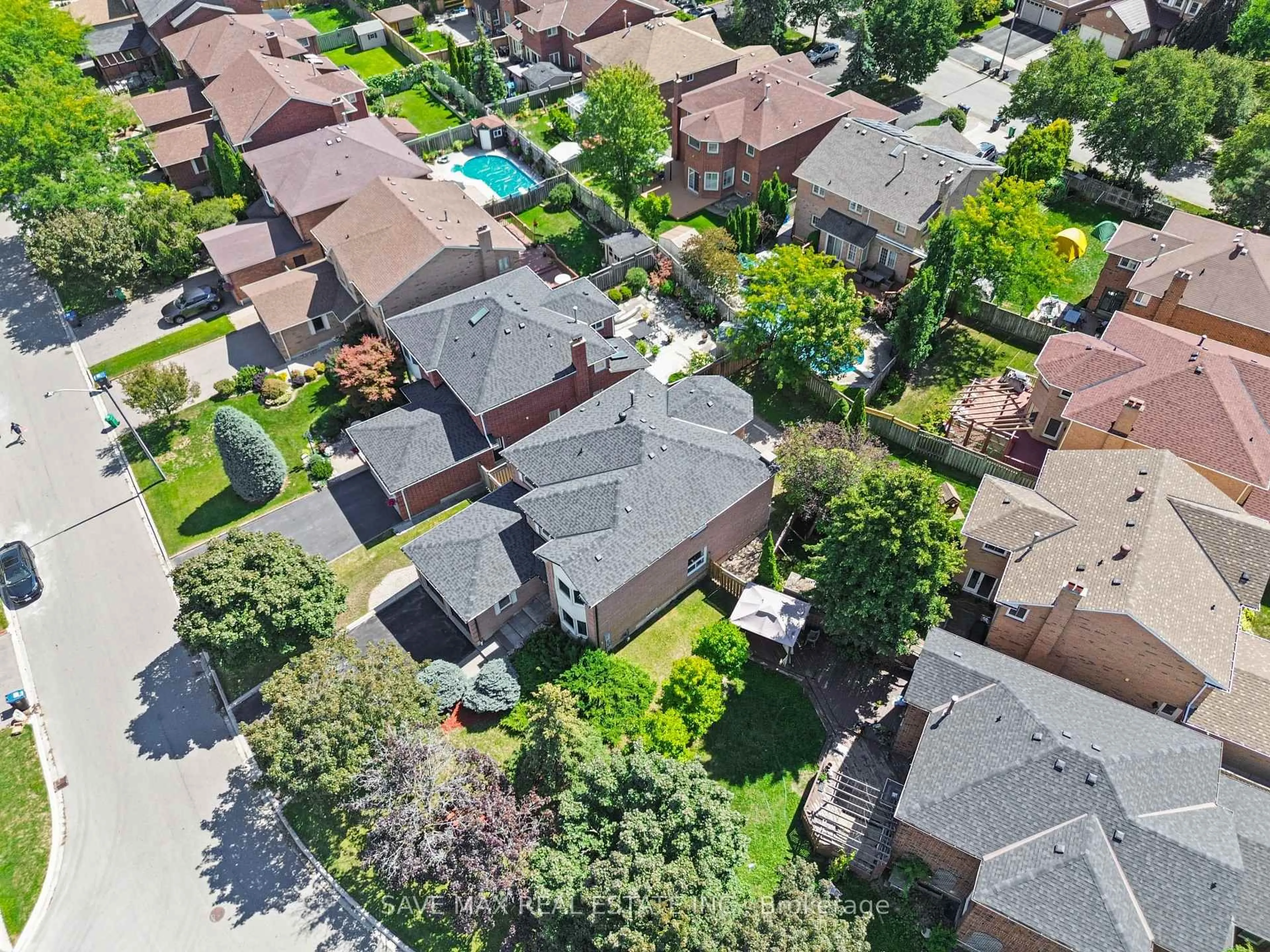 A pic from outside/outdoor area/front of a property/back of a property/a pic from drone, street for 3068 Prentiss Rd, Mississauga Ontario L5L 3W6