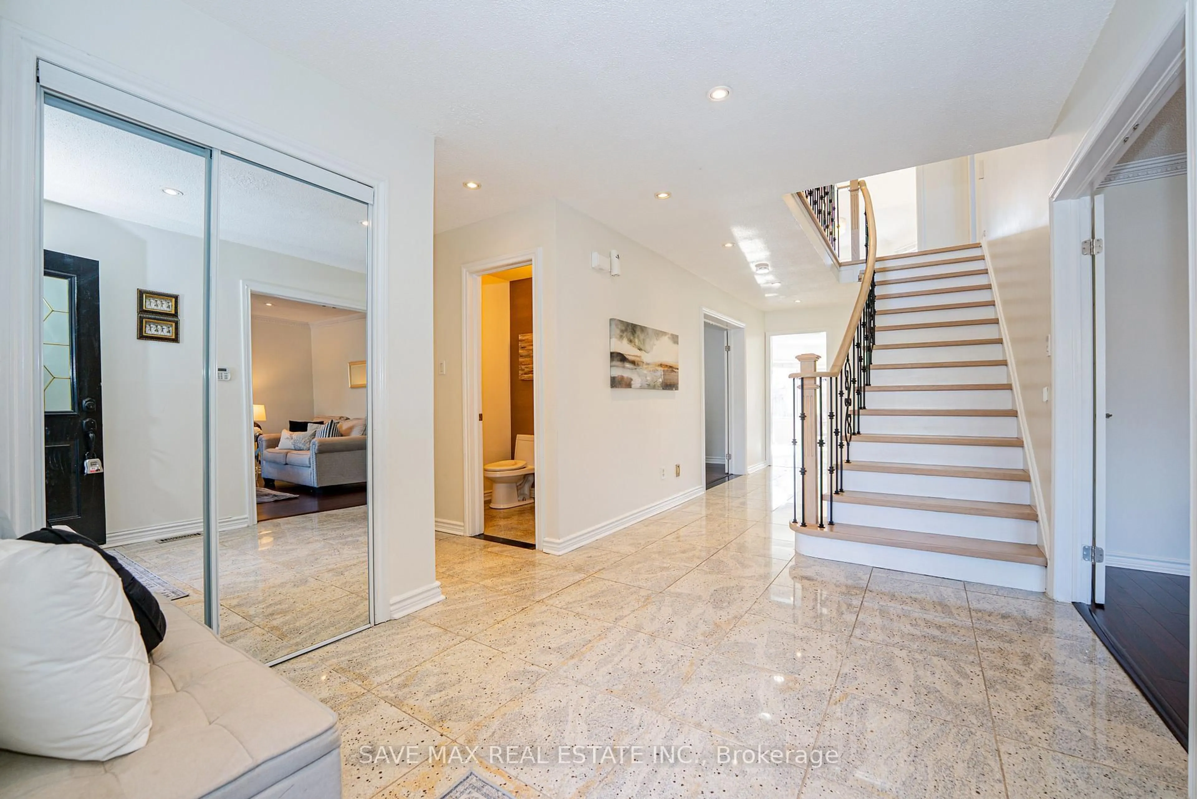 Indoor foyer for 3068 Prentiss Rd, Mississauga Ontario L5L 3W6