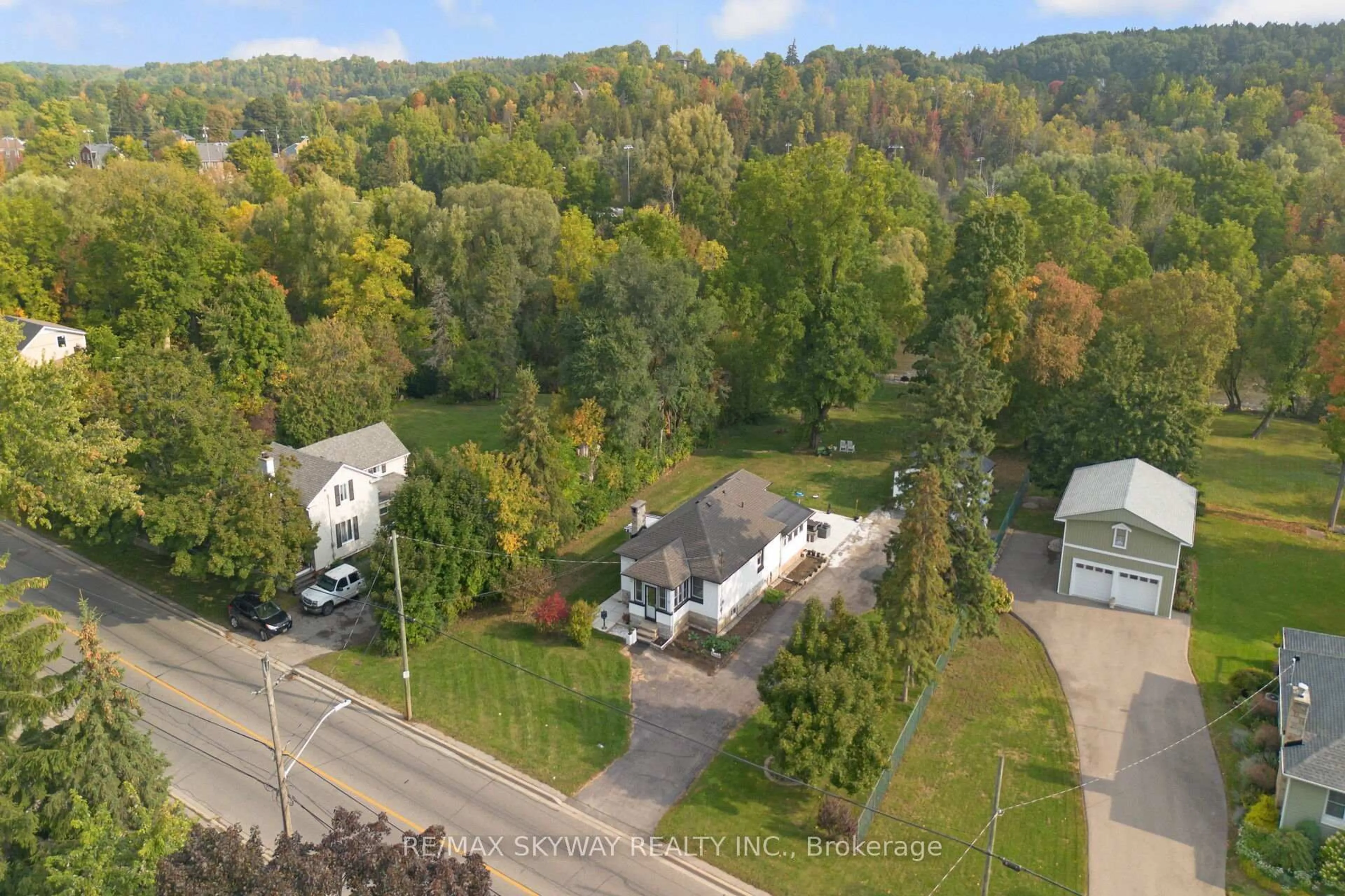 A pic from outside/outdoor area/front of a property/back of a property/a pic from drone, unknown for 45 Confederation St, Halton Hills Ontario L7G 3R4