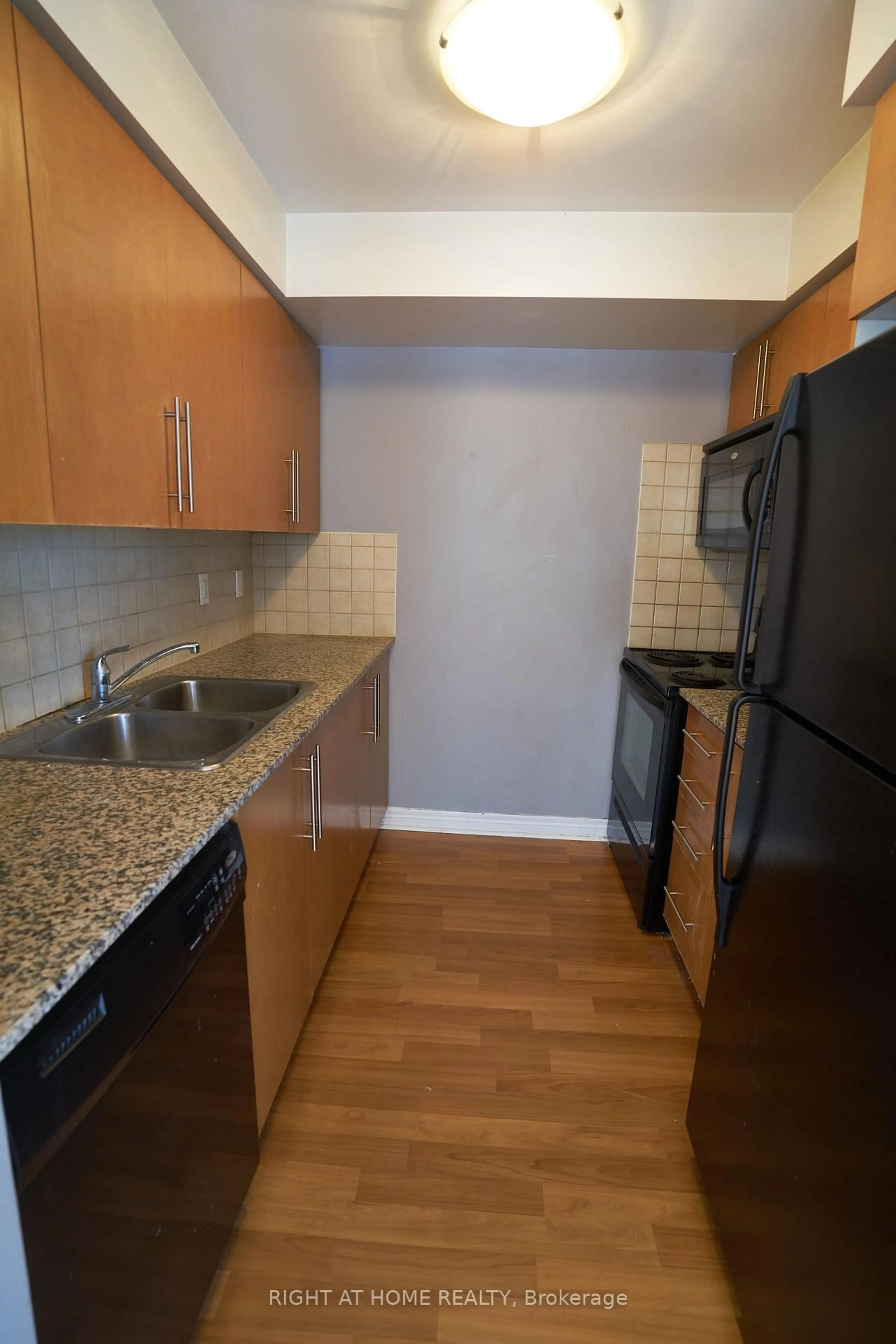 Standard kitchen, unknown for 310 burnhamthorpe Rd #811, Mississauga Ontario L5B 4P9