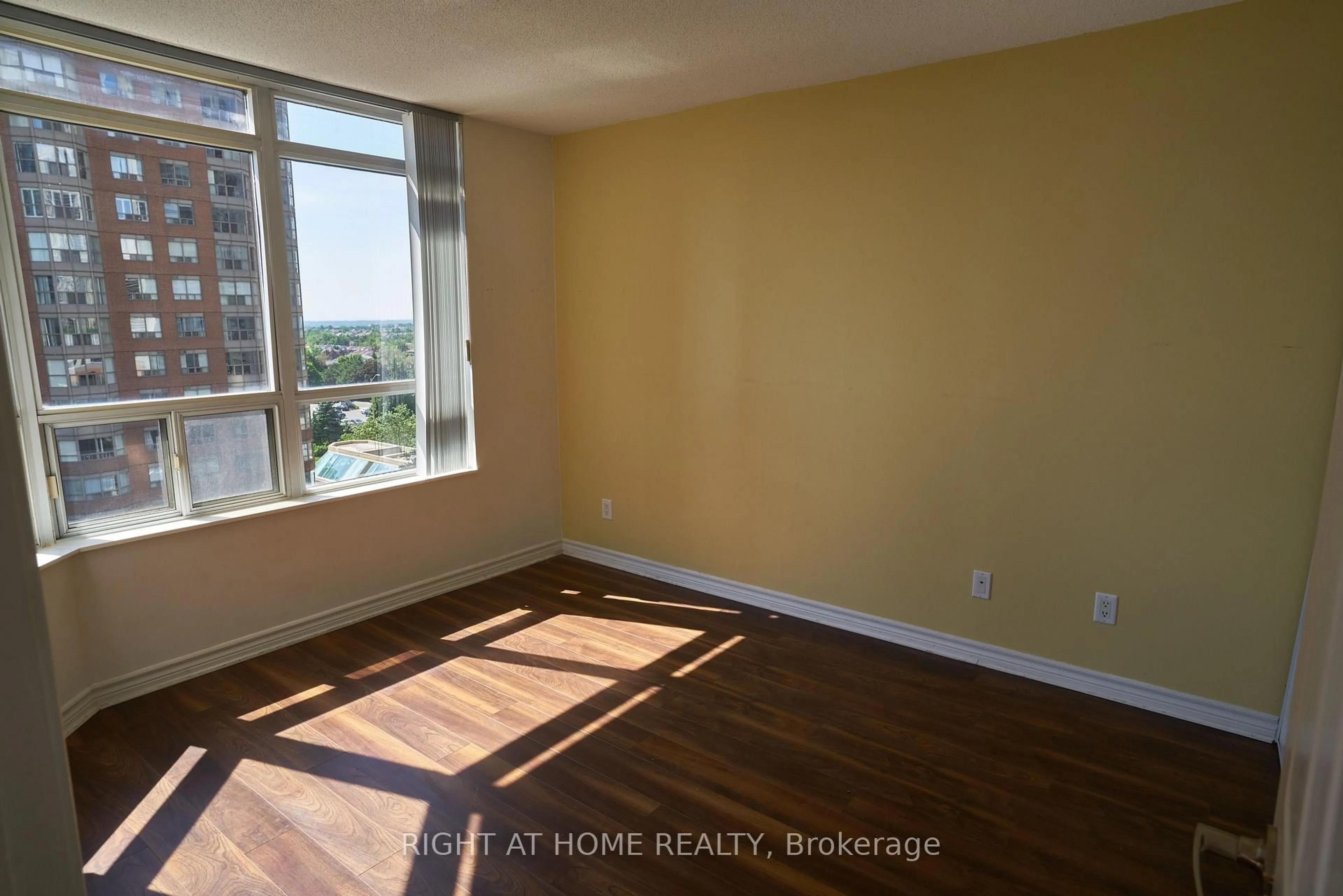 A pic of a room for 310 burnhamthorpe Rd #811, Mississauga Ontario L5B 4P9