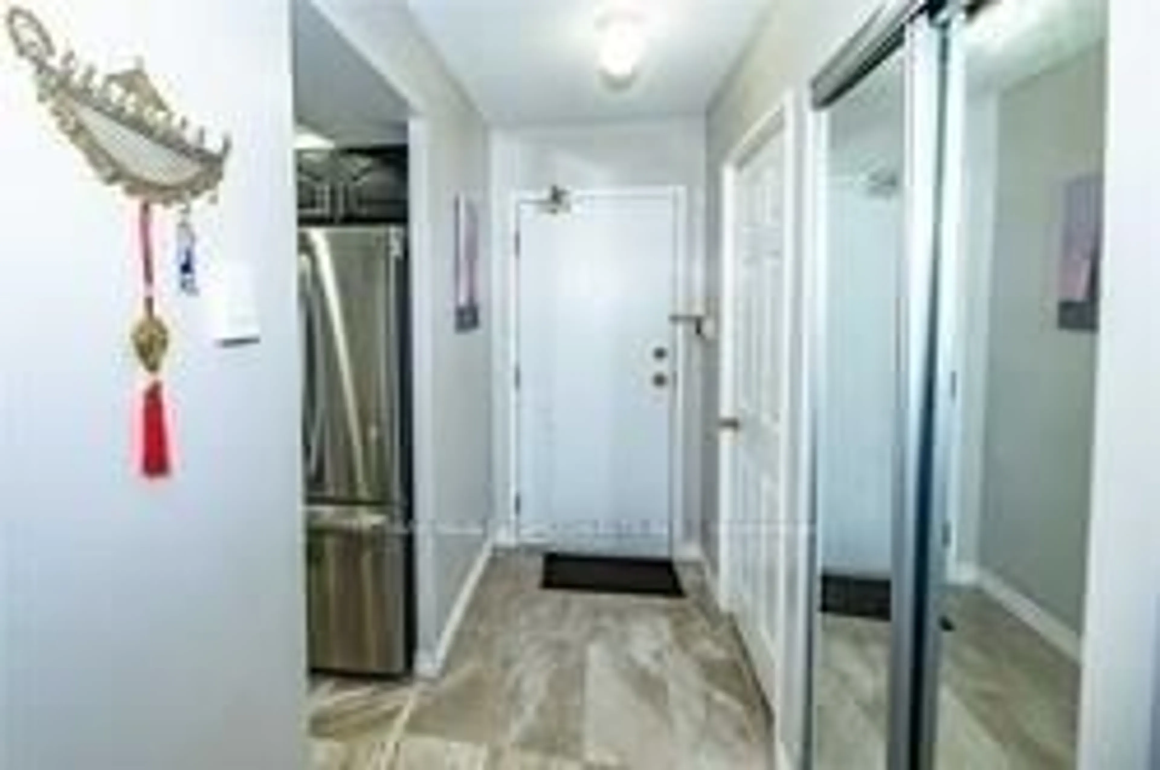 Indoor entryway for 285 Enfield Pl #303, Mississauga Ontario L5B 3Y6