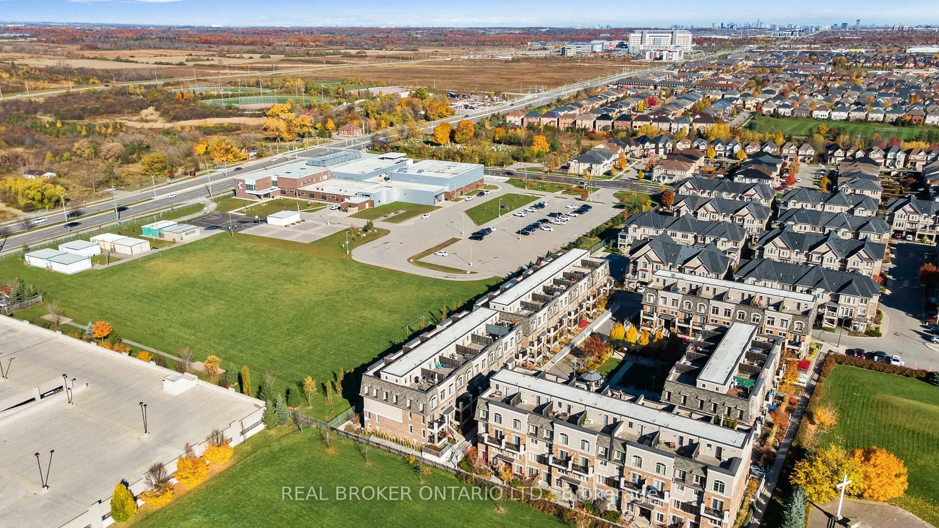 A pic from outside/outdoor area/front of a property/back of a property/a pic from drone, unknown for 2441 Greenwich Dr #42, Oakville Ontario L6M 0S3