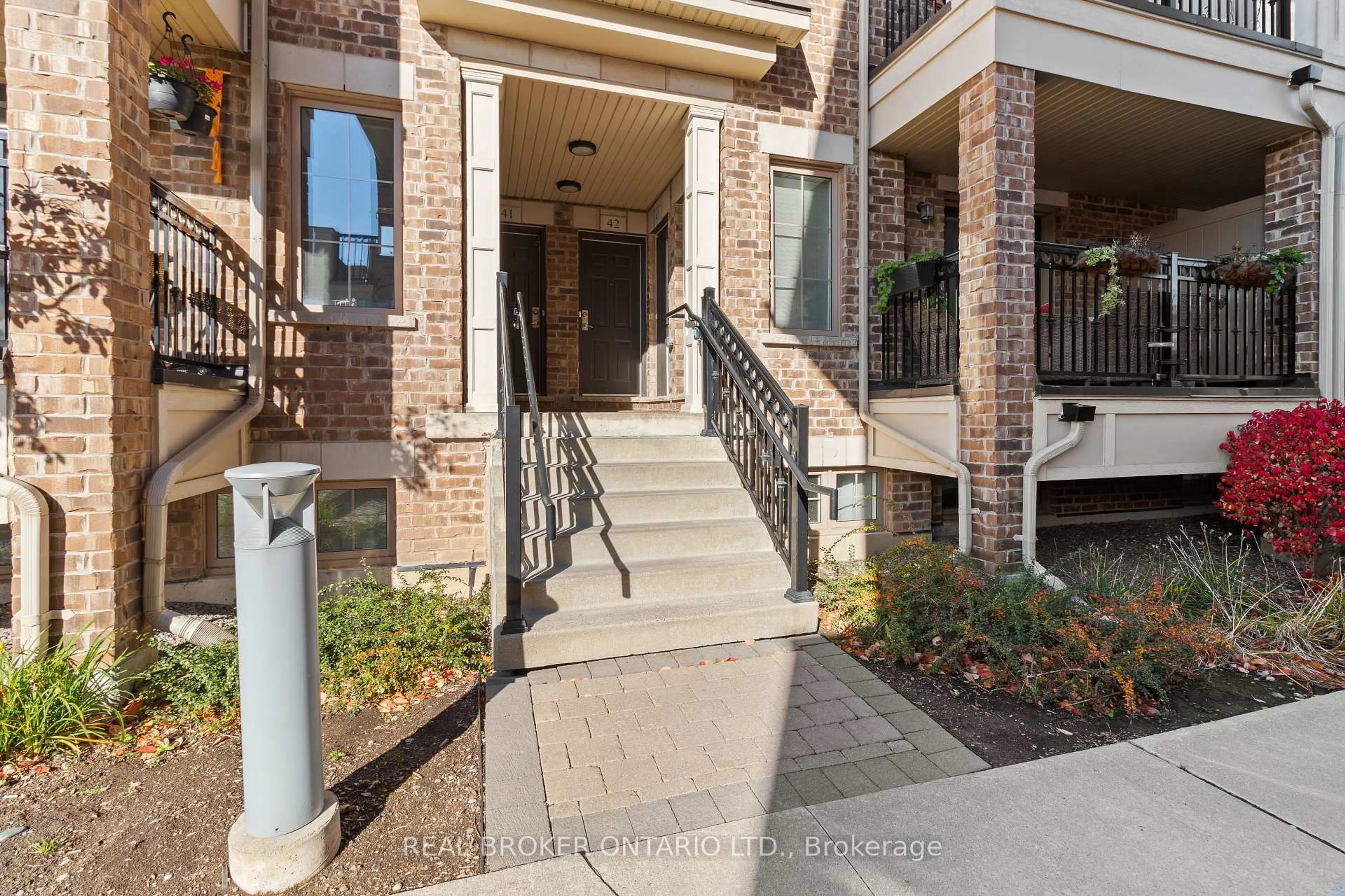 Indoor entryway for 2441 Greenwich Dr #42, Oakville Ontario L6M 0S3