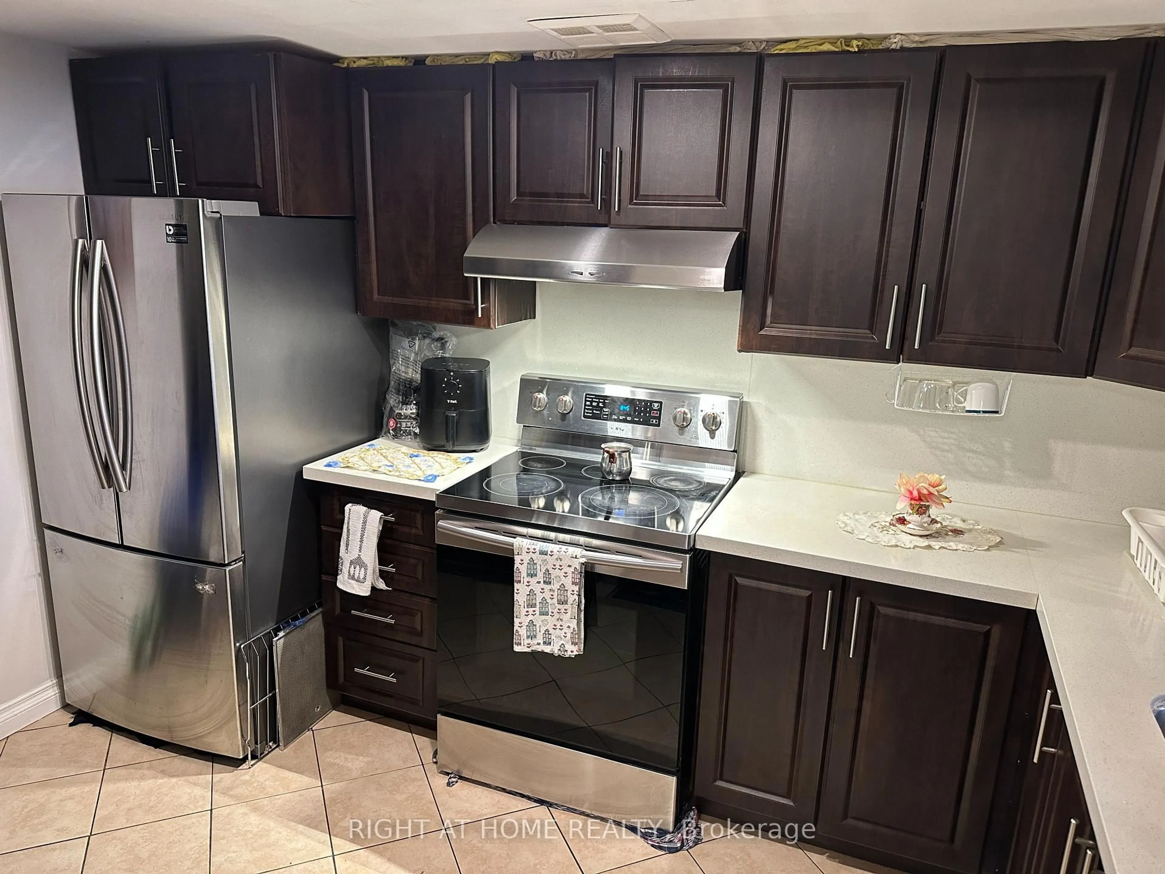 Standard kitchen, ceramic/tile floor for 300 Webb Dr #1406, Mississauga Ontario L5B 3W3