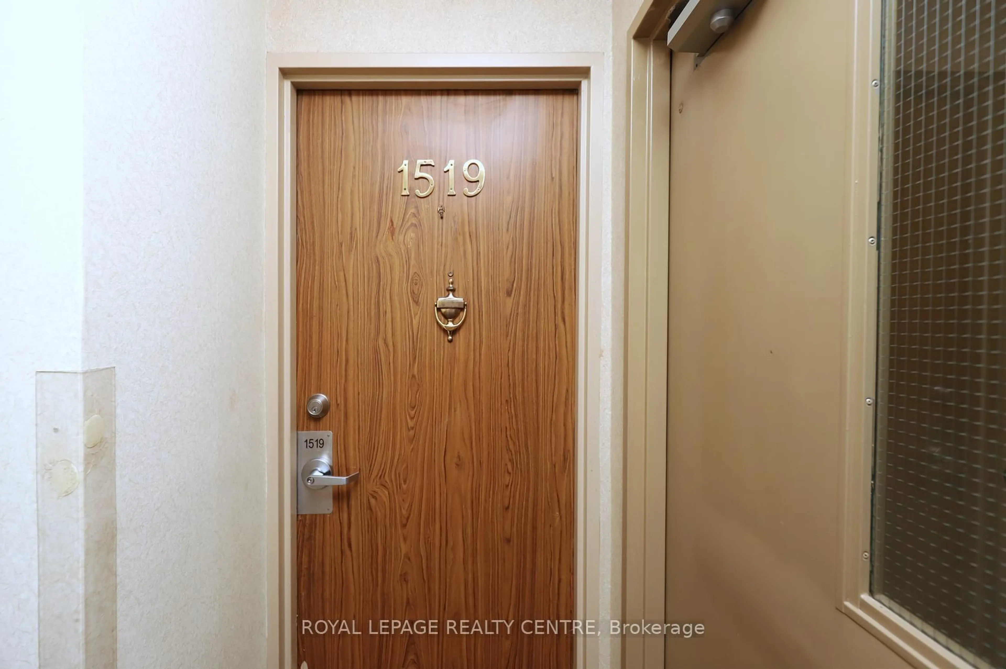 Indoor entryway for 50 Mississauga Valley Blvd #1519, Mississauga Ontario L5A 3S2