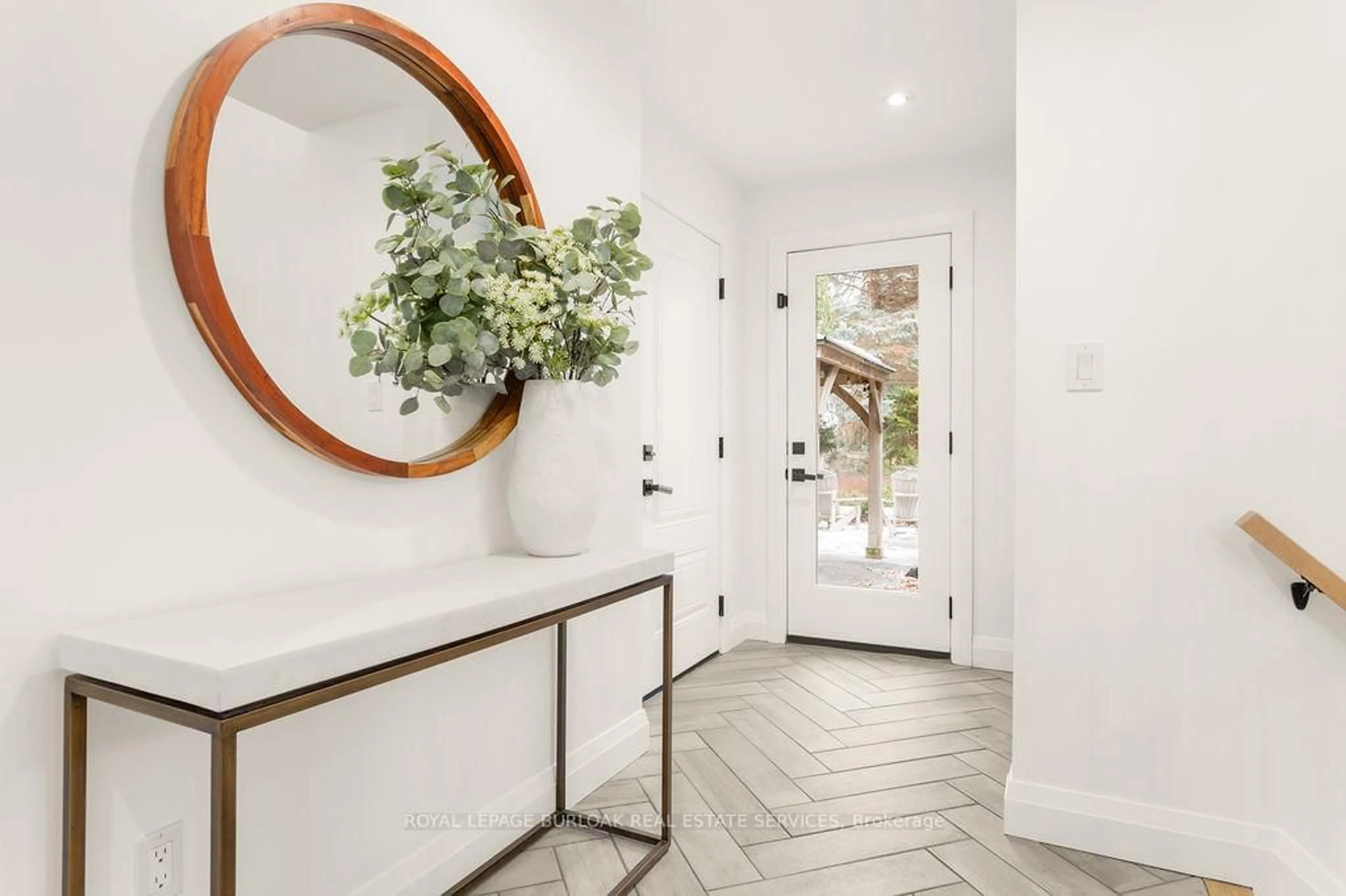 Indoor entryway for 3356 Rexway Dr, Burlington Ontario L7N 2L1