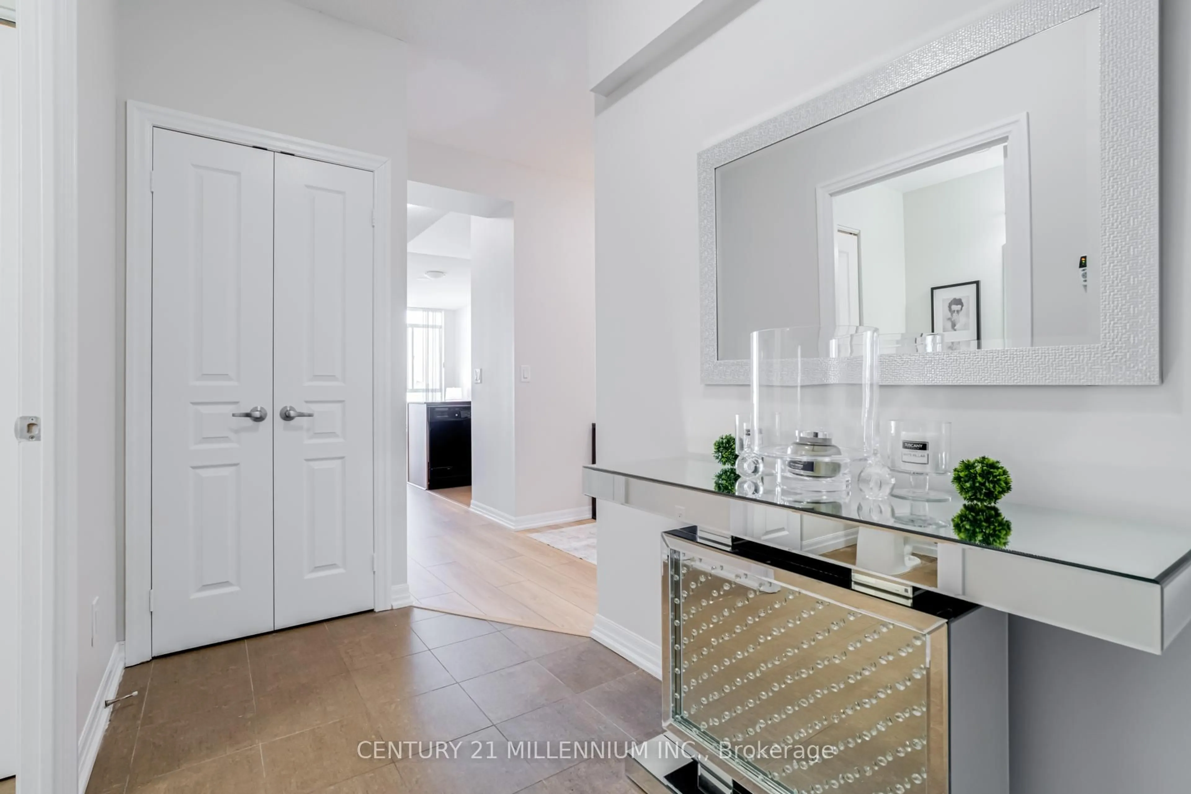 Contemporary bathroom, ceramic/tile floor for 225 Webb Dr #2505, Mississauga Ontario L5B 4P2