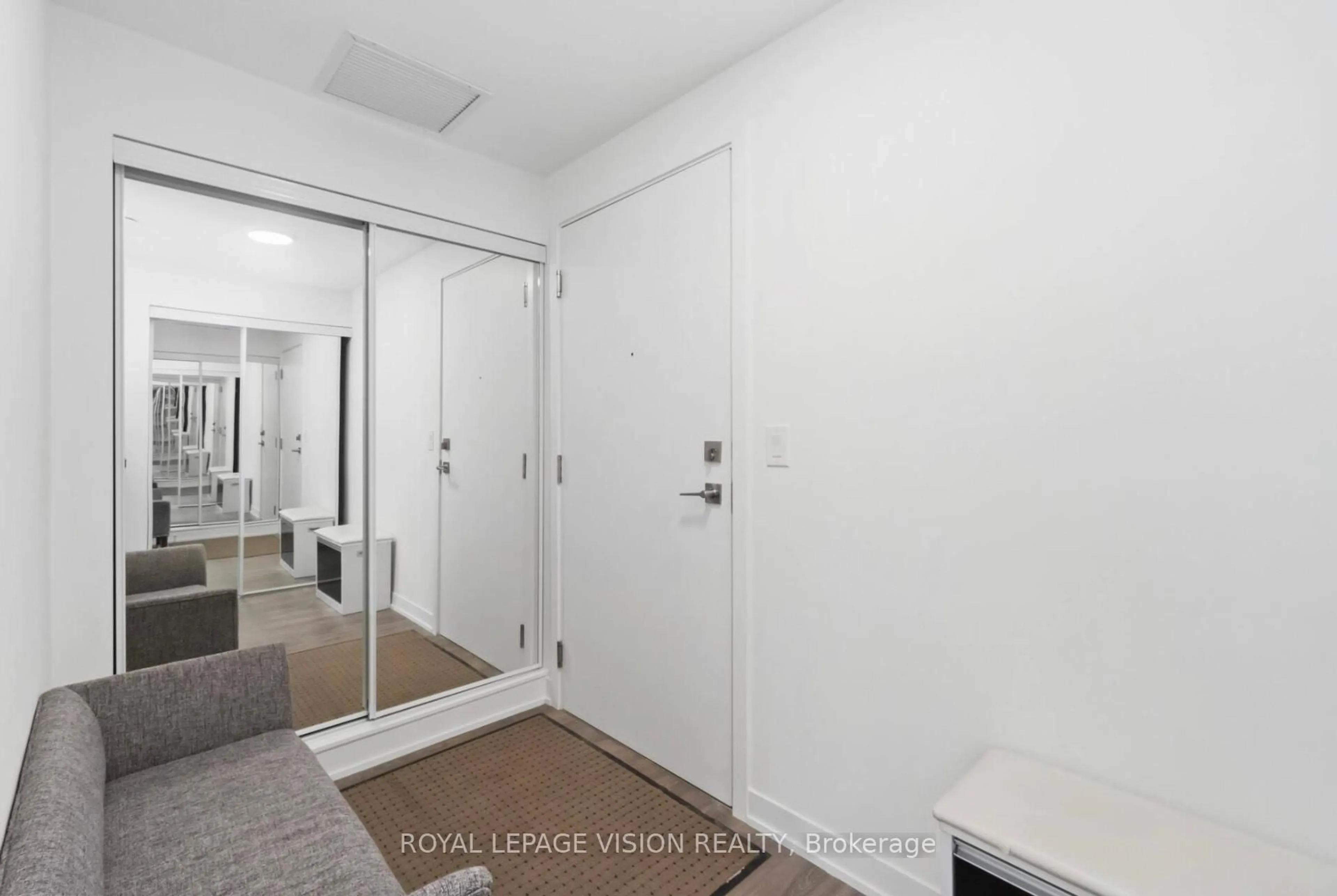 Indoor entryway for 130 Canon Jackson Dr #209, Toronto Ontario M6M 0B7