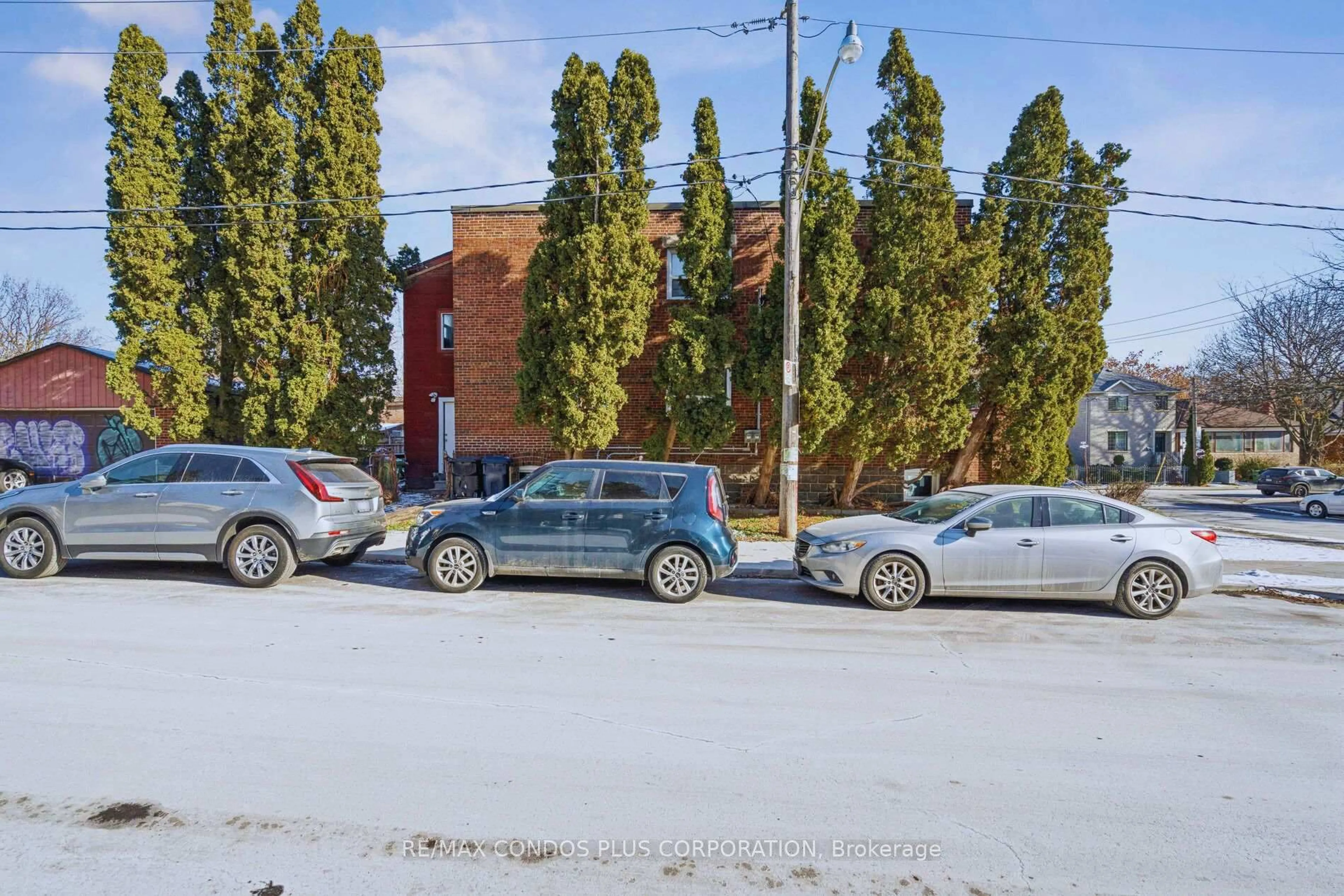 Parking for 18 Leeds St, Toronto Ontario M6G 1N7