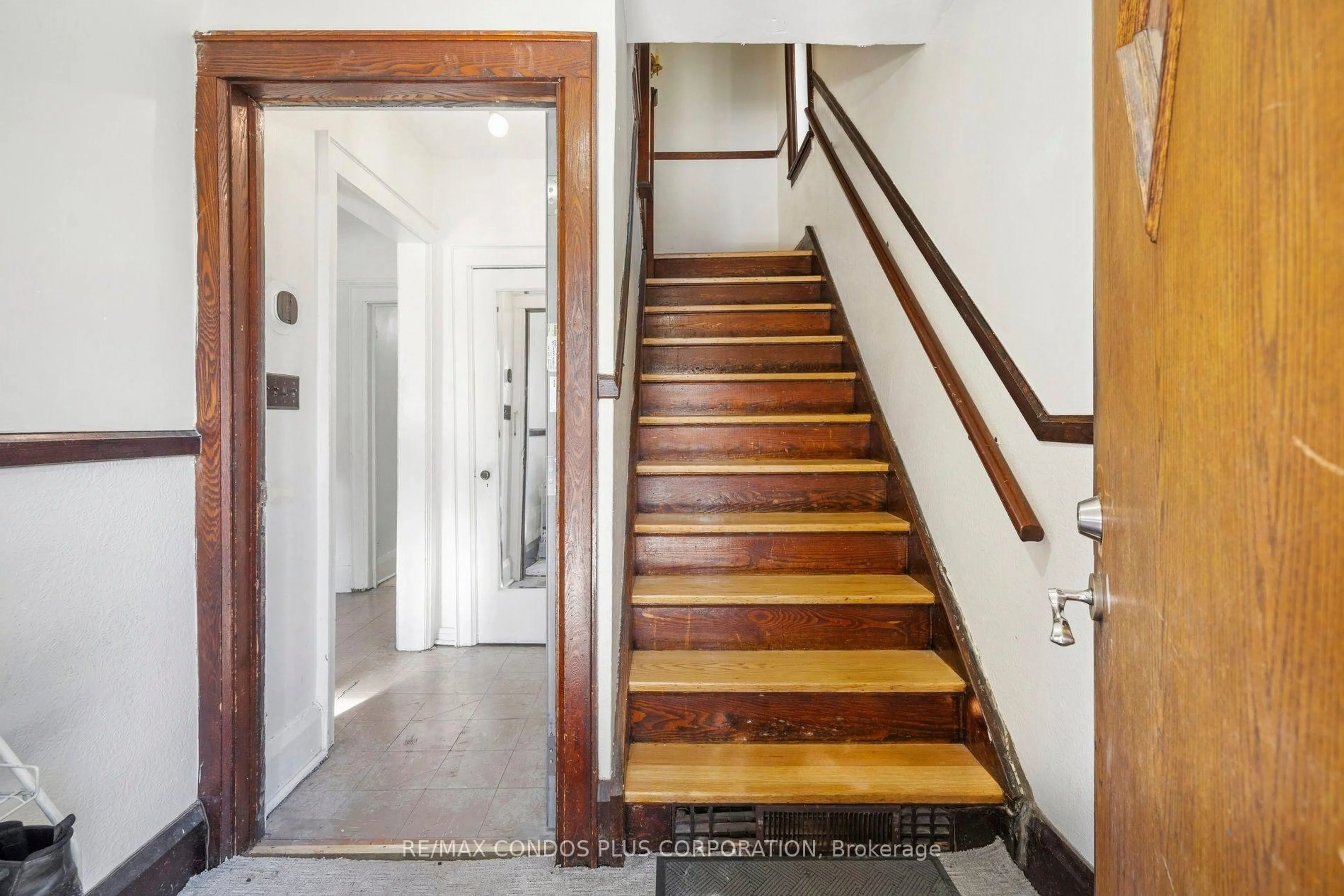 Unknown for 18 Leeds St, Toronto Ontario M6G 1N7