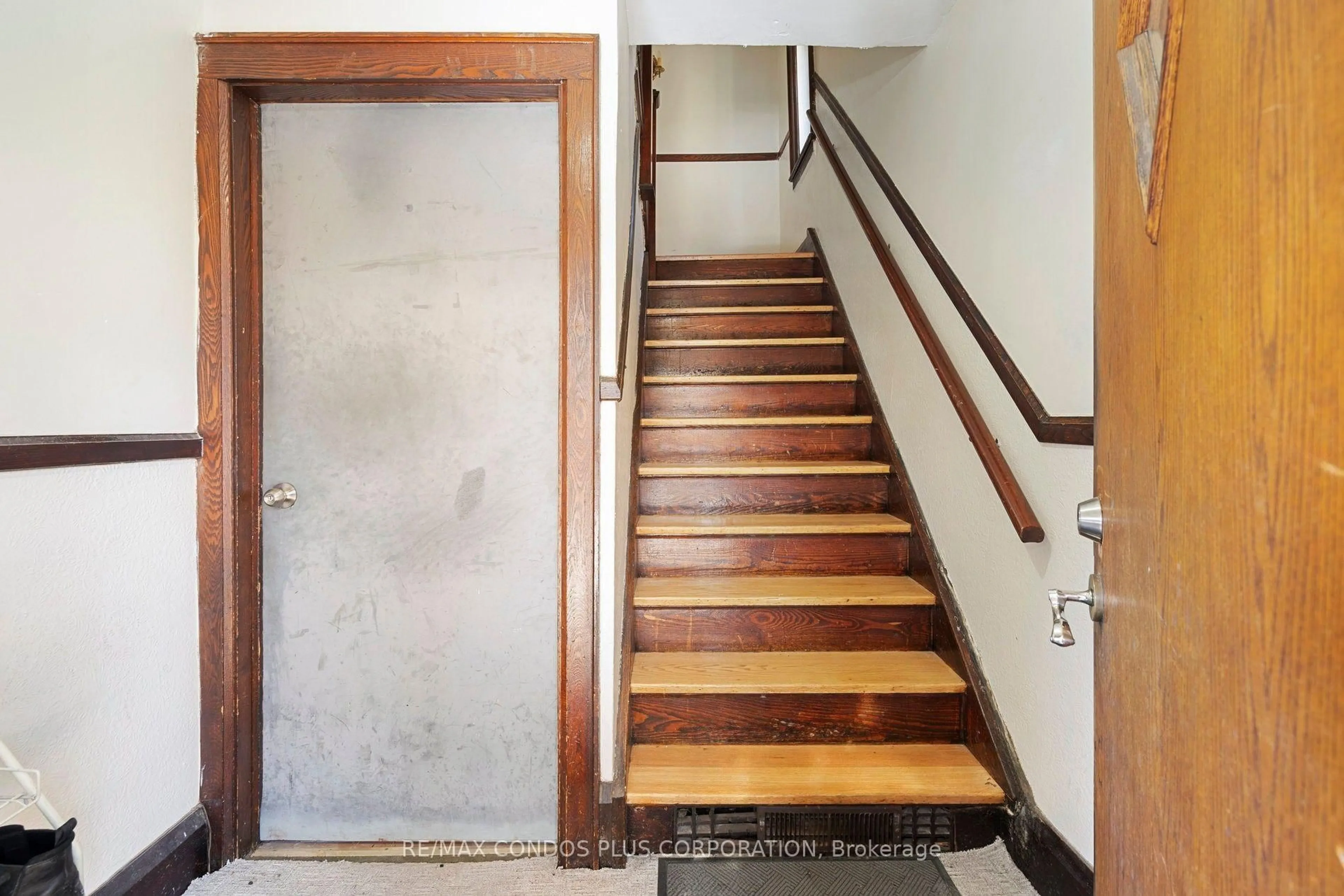 Stairs for 18 Leeds St, Toronto Ontario M6G 1N7