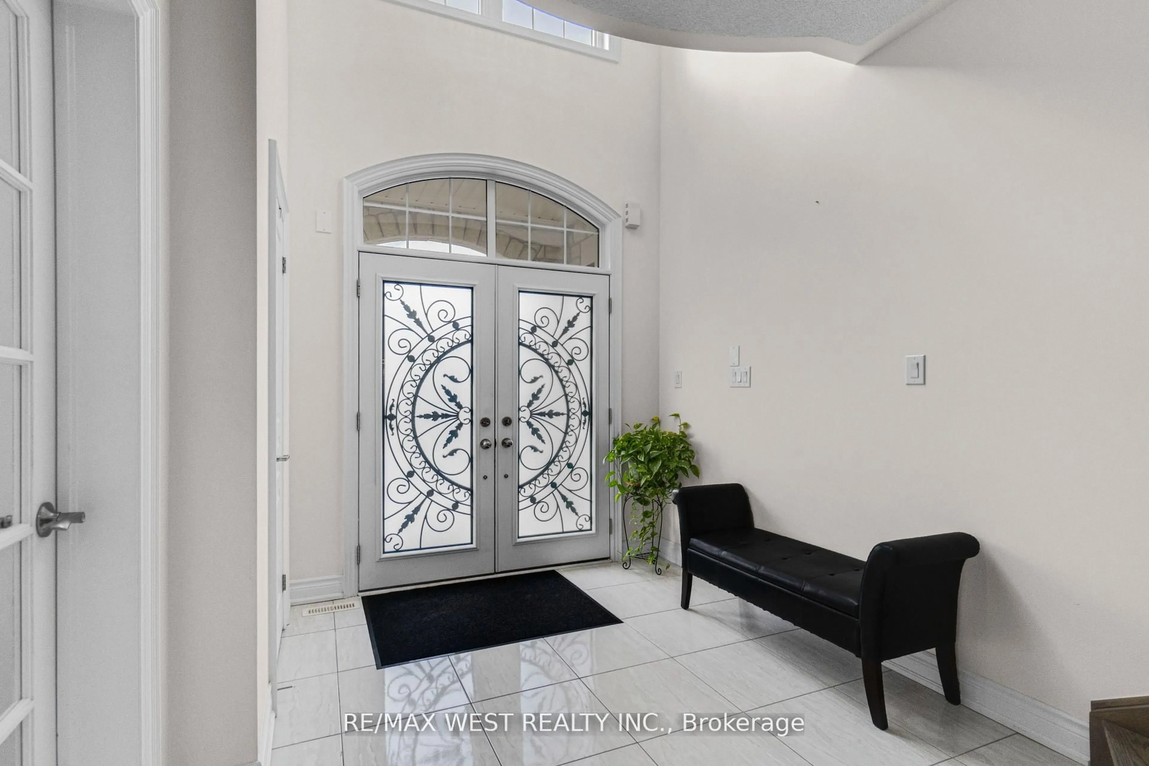 Indoor entryway for 5 Aries St, Brampton Ontario L6Y 5Z2