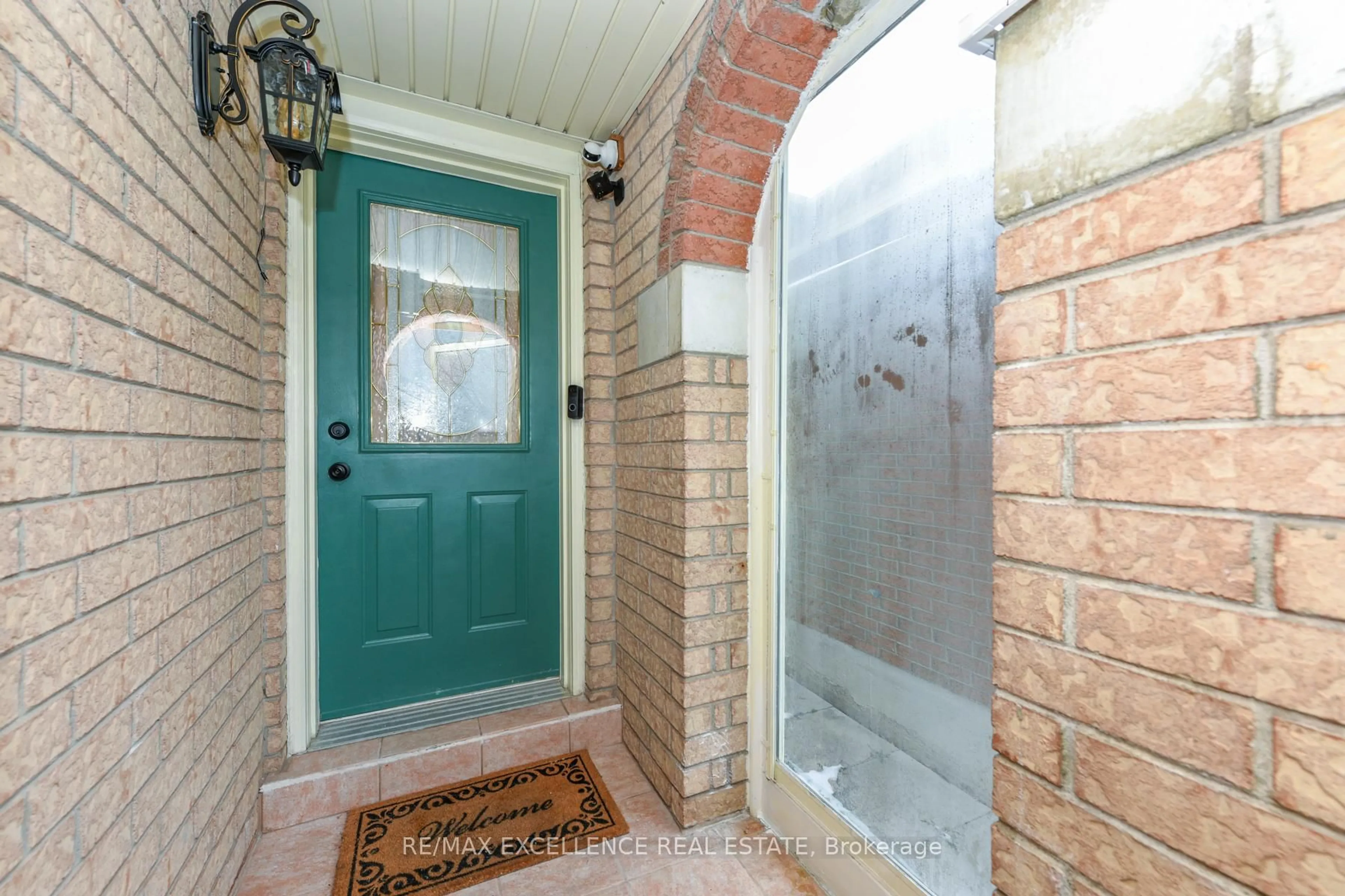 Indoor entryway for 11 Arthurs Cres, Brampton Ontario L6Y 4Y5