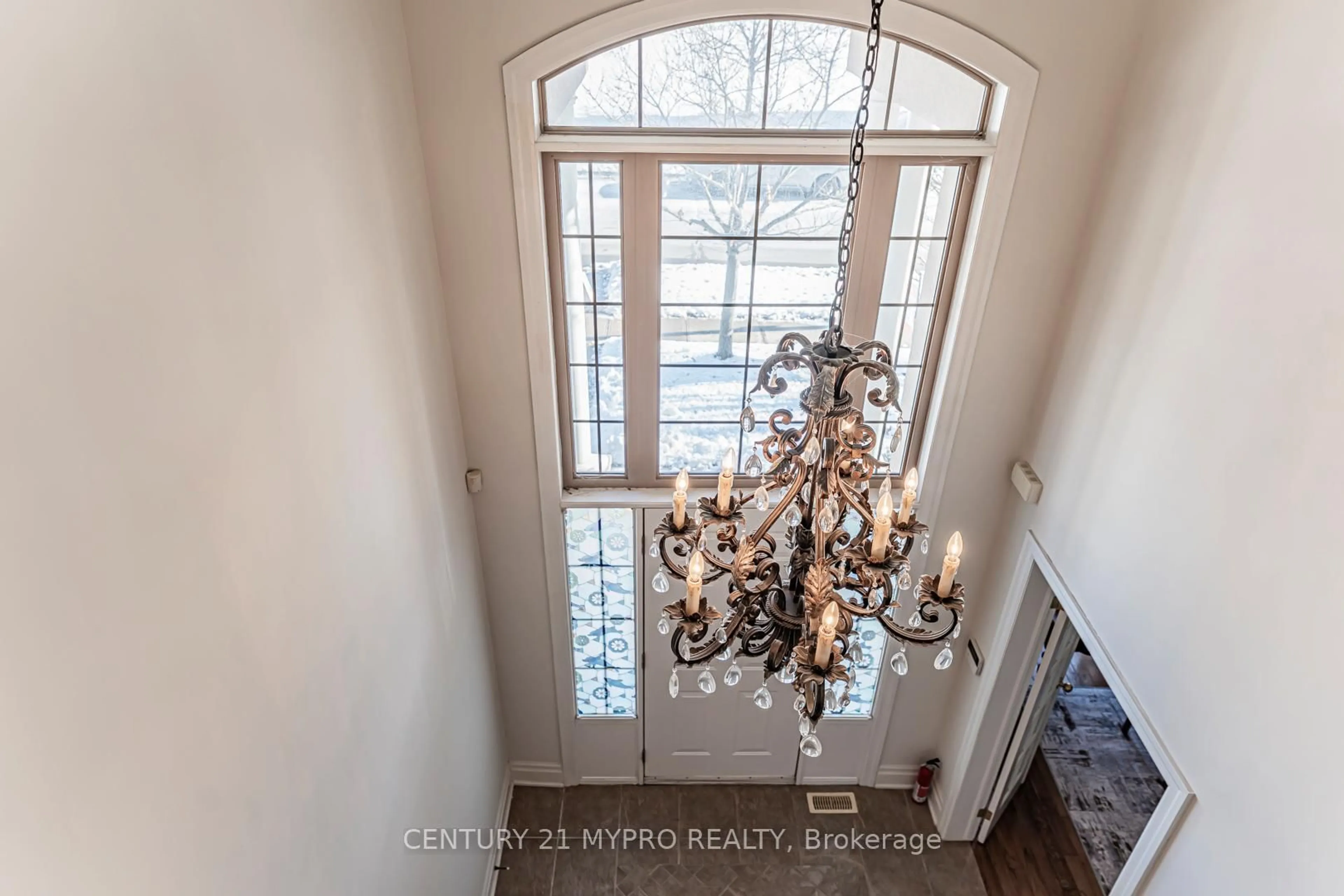 Indoor entryway for 1033 Kestell Blvd, Oakville Ontario L6H 7L7