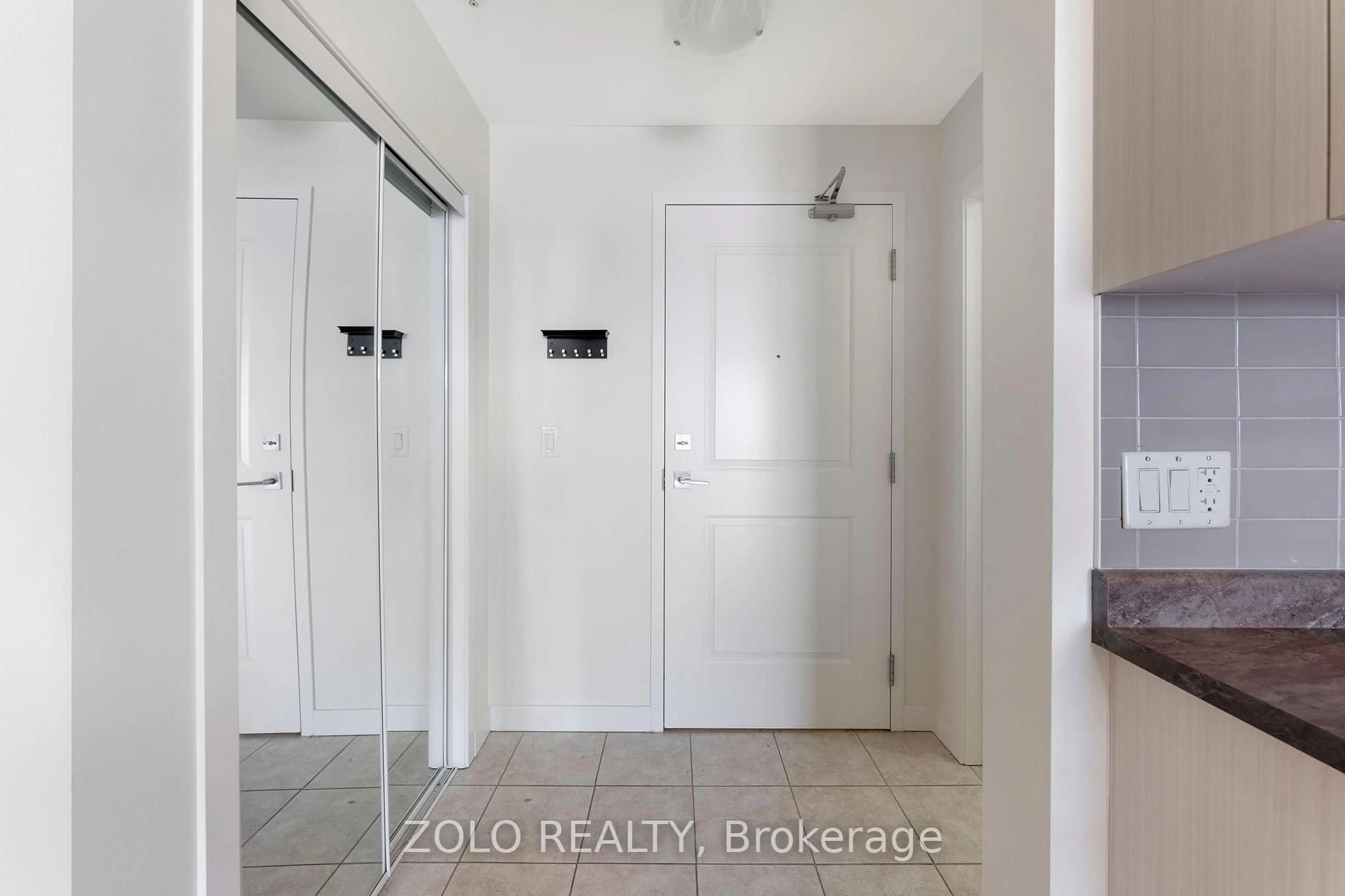 Indoor entryway for 2486 Old Bronte Rd #418, Oakville Ontario L6M 4J2