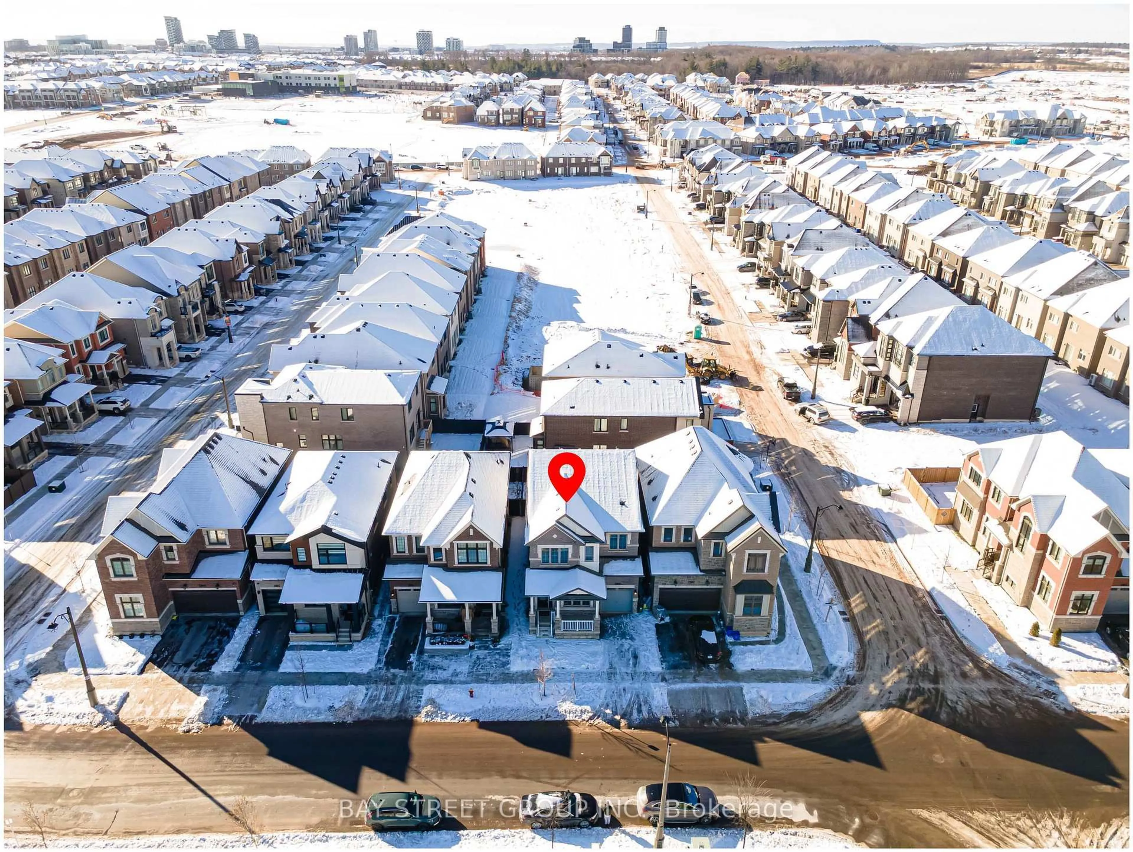 A pic from outside/outdoor area/front of a property/back of a property/a pic from drone, street for 3190 William Cutmore Blvd, Oakville Ontario L6H 7X3