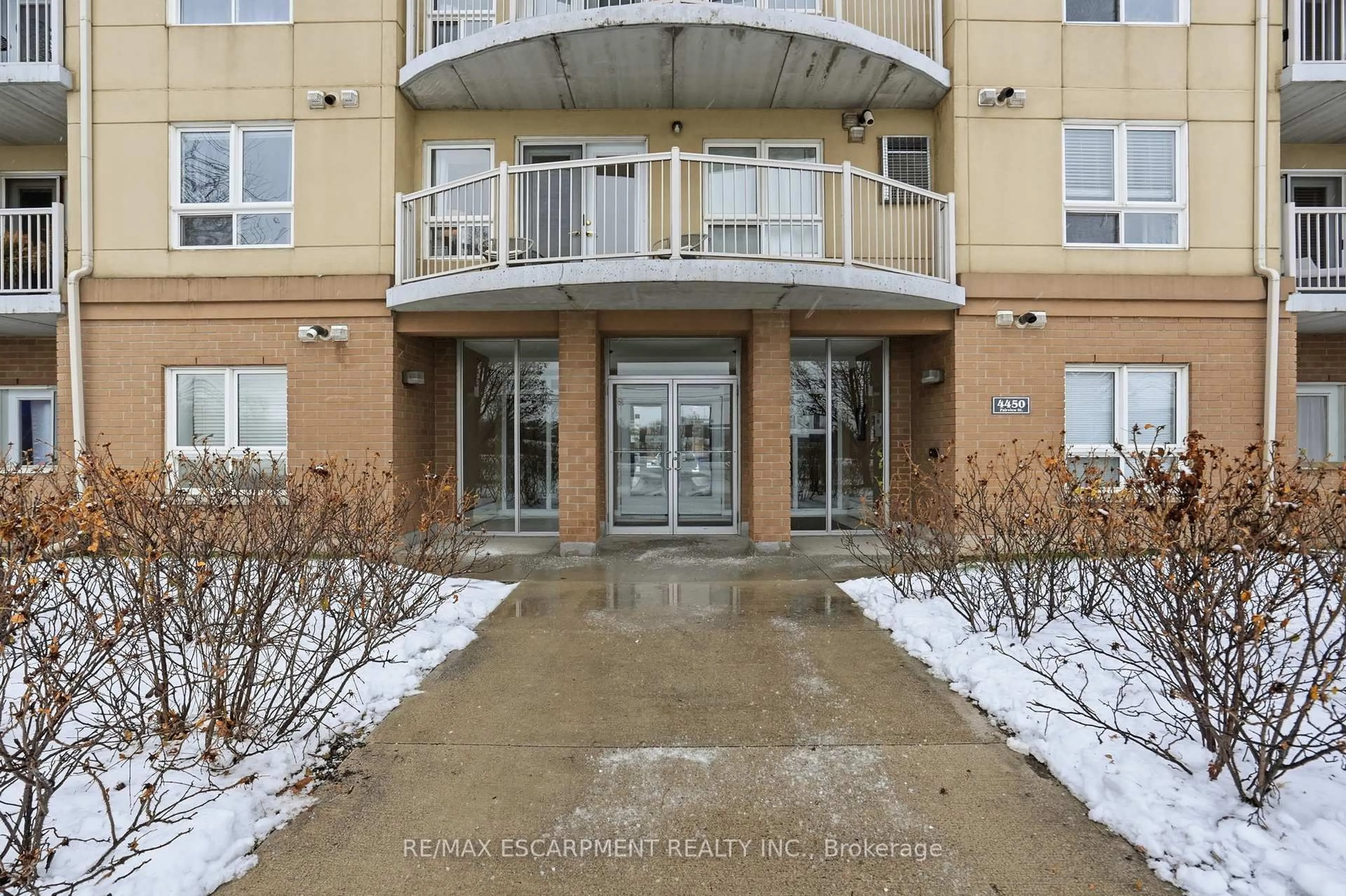 Indoor foyer for 4450 Fairview St #405, Burlington Ontario L7L 7K7
