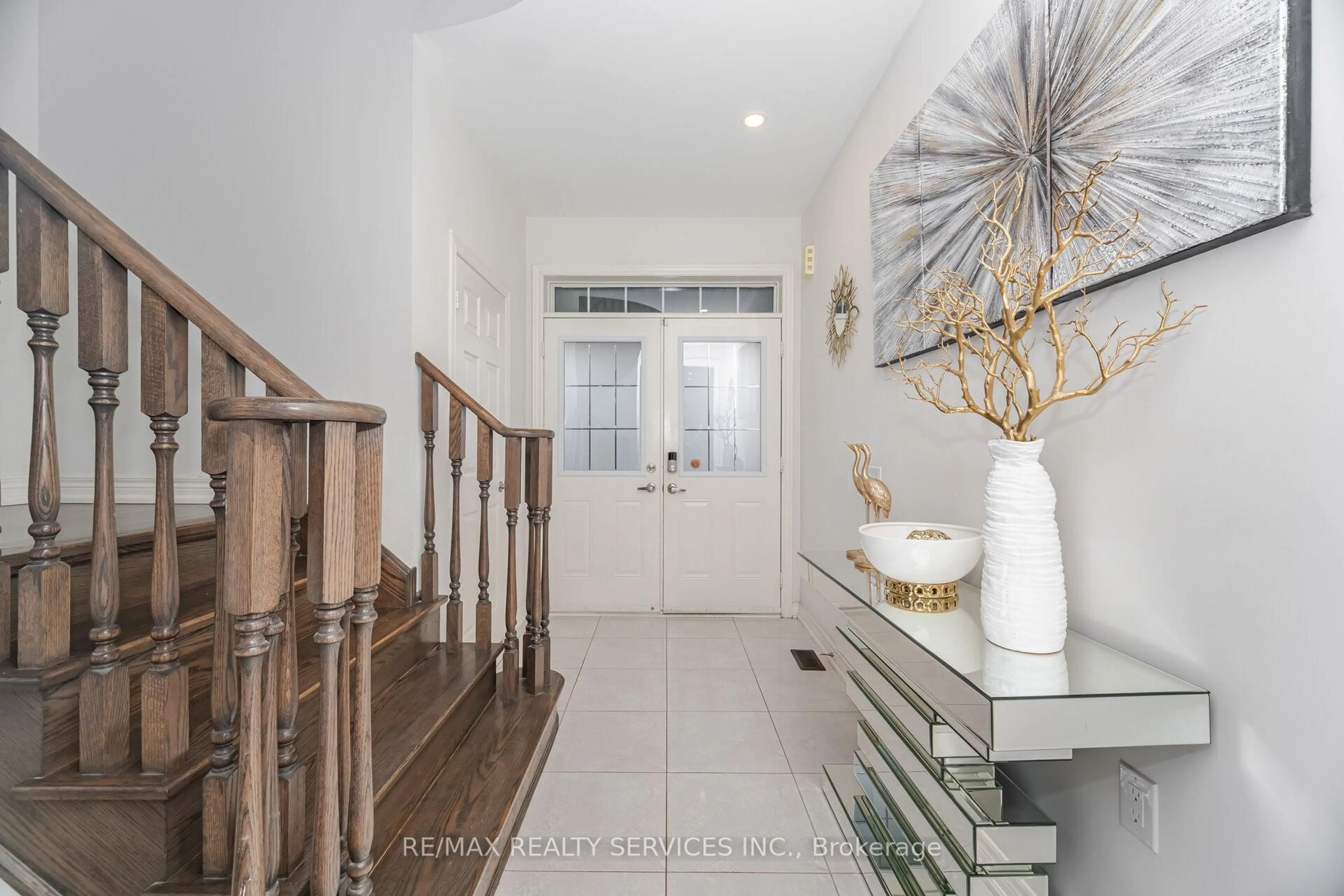 Indoor entryway for 52 Blackberry Valley Cres, Caledon Ontario L7C 3Z9