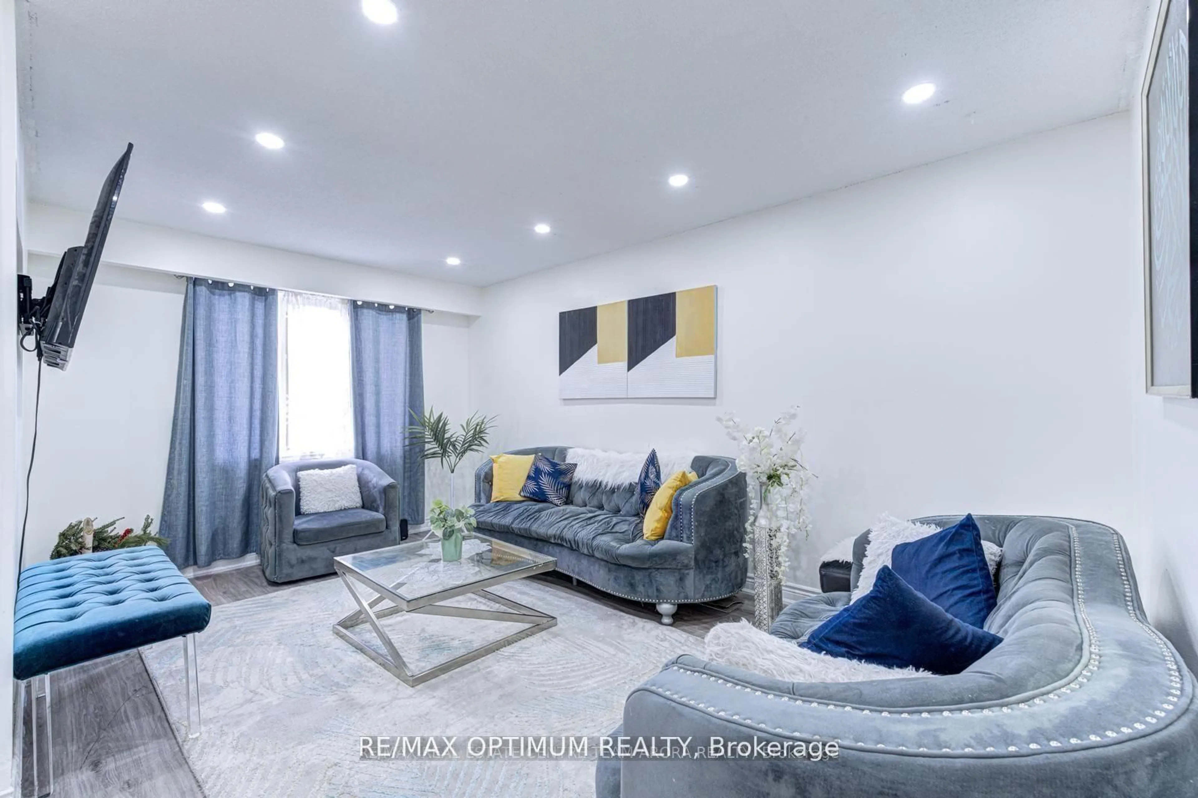 Living room with furniture, unknown for 54 Nottawasaga Cres, Brampton Ontario L6Z 1B9