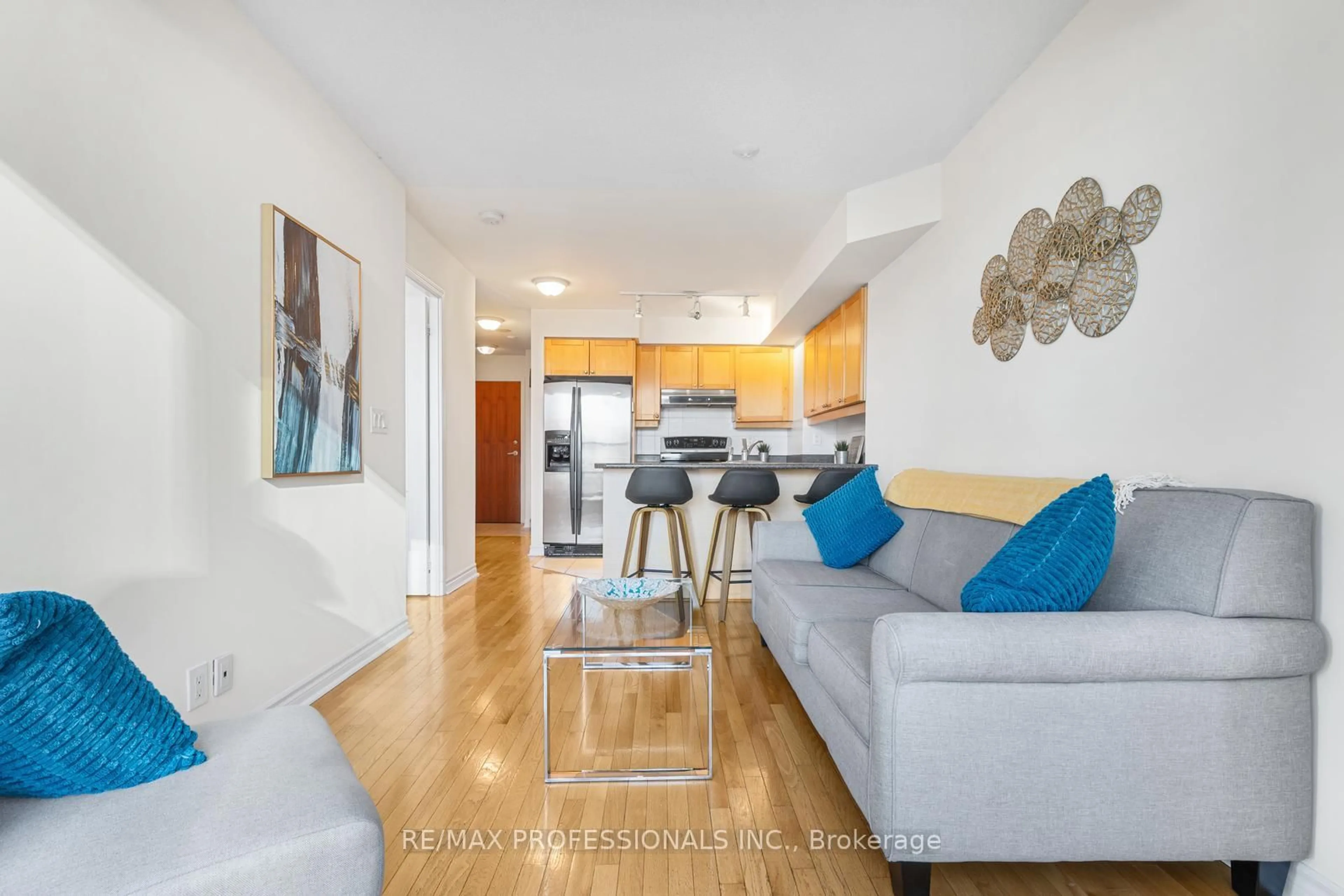 Living room with furniture, wood/laminate floor for 33 Elm Dr #806, Mississauga Ontario L5B 4M2