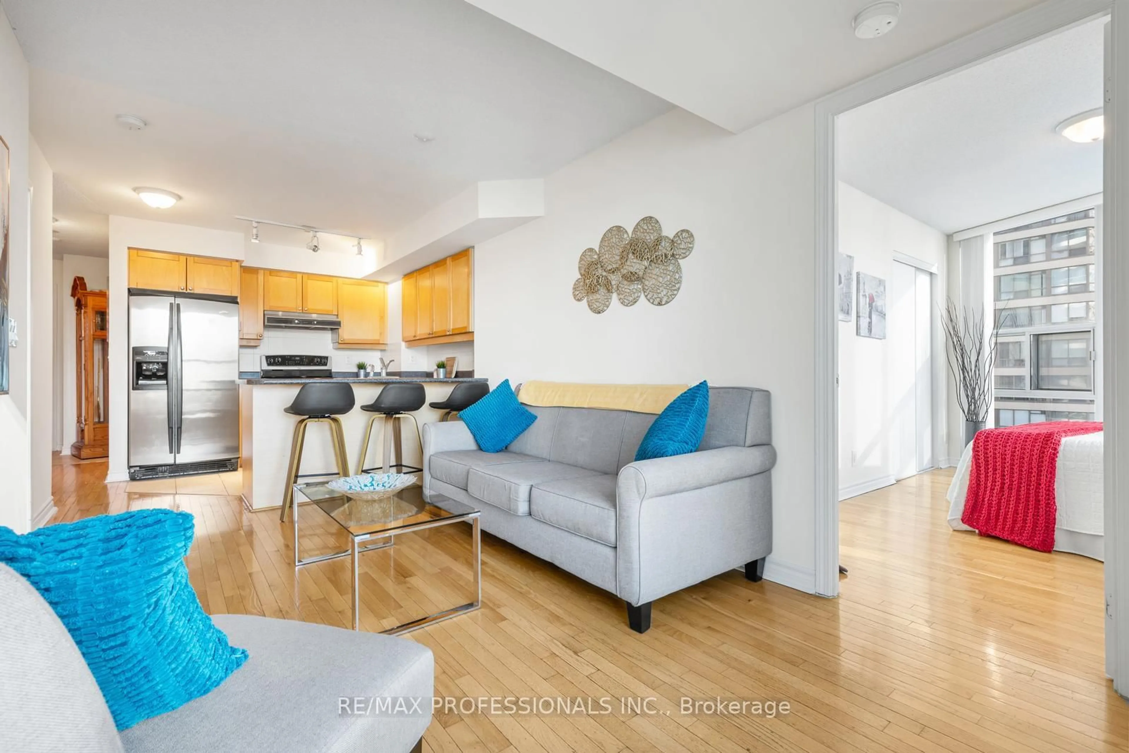 Living room with furniture, wood/laminate floor for 33 Elm Dr #806, Mississauga Ontario L5B 4M2