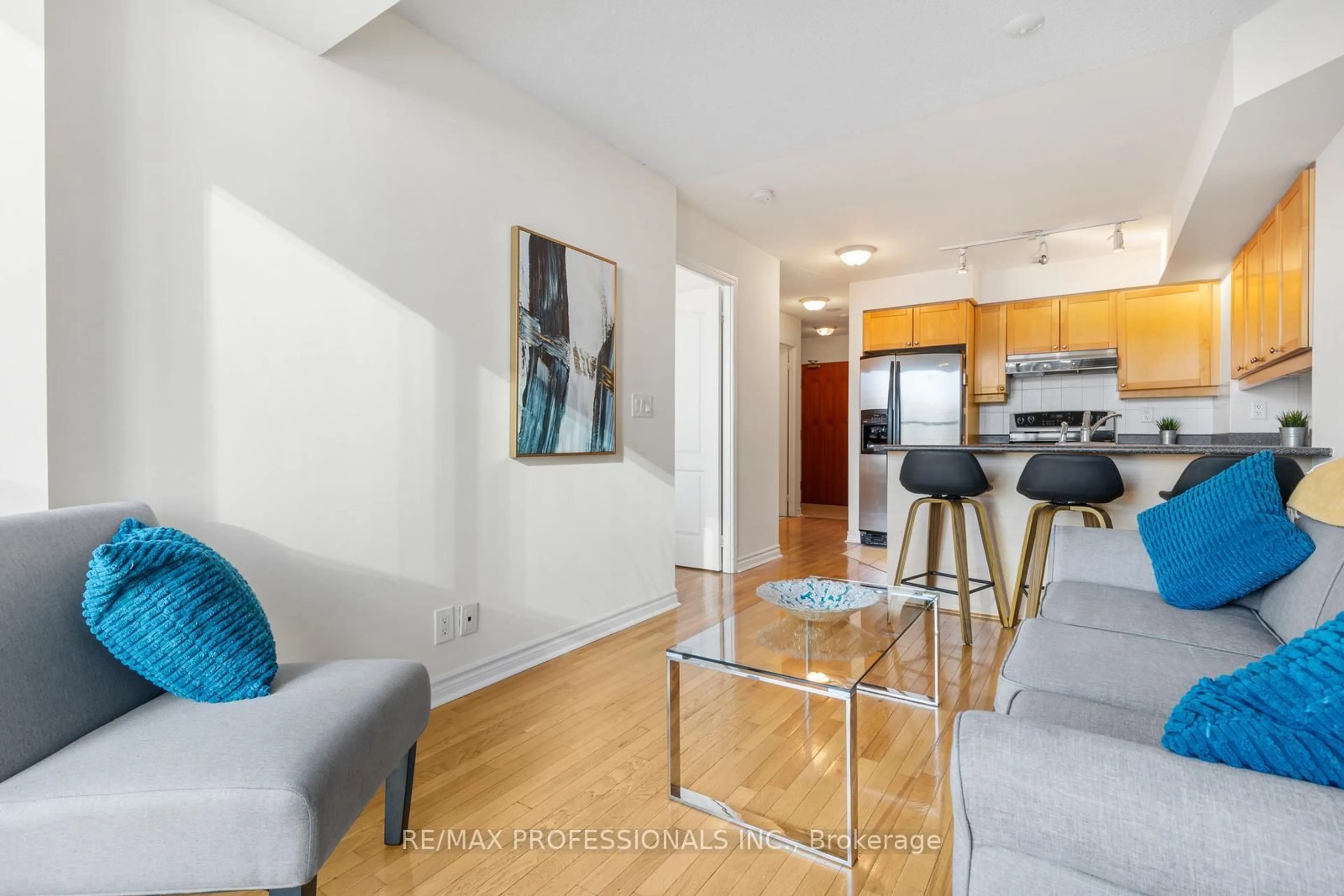 Living room with furniture, unknown for 33 Elm Dr #806, Mississauga Ontario L5B 4M2