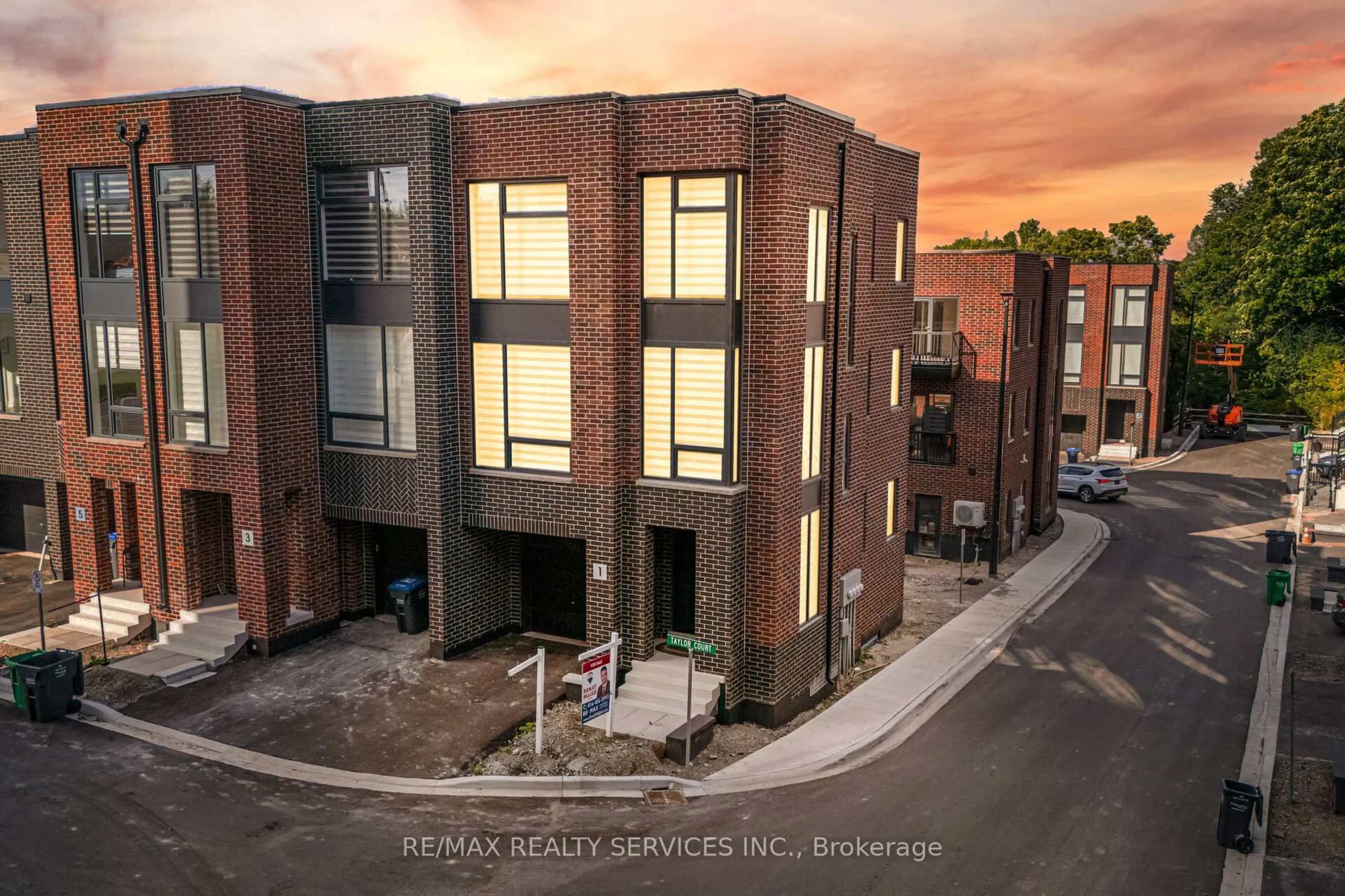 A pic from outside/outdoor area/front of a property/back of a property/a pic from drone, building for 1 Taylor Crt, Caledon Ontario L7E 4L2
