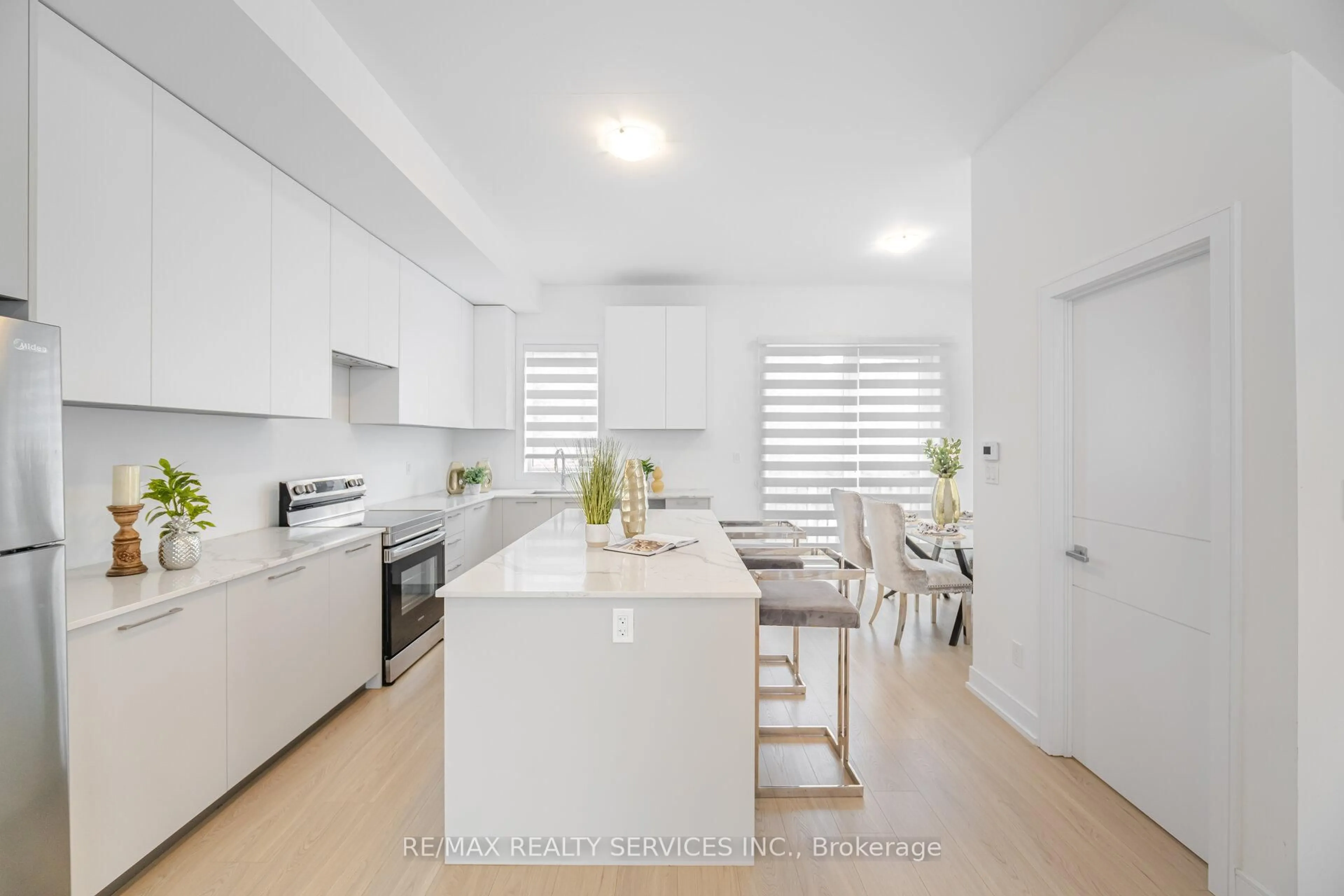 Open concept kitchen, unknown for 1 Taylor Crt, Caledon Ontario L7E 4L2