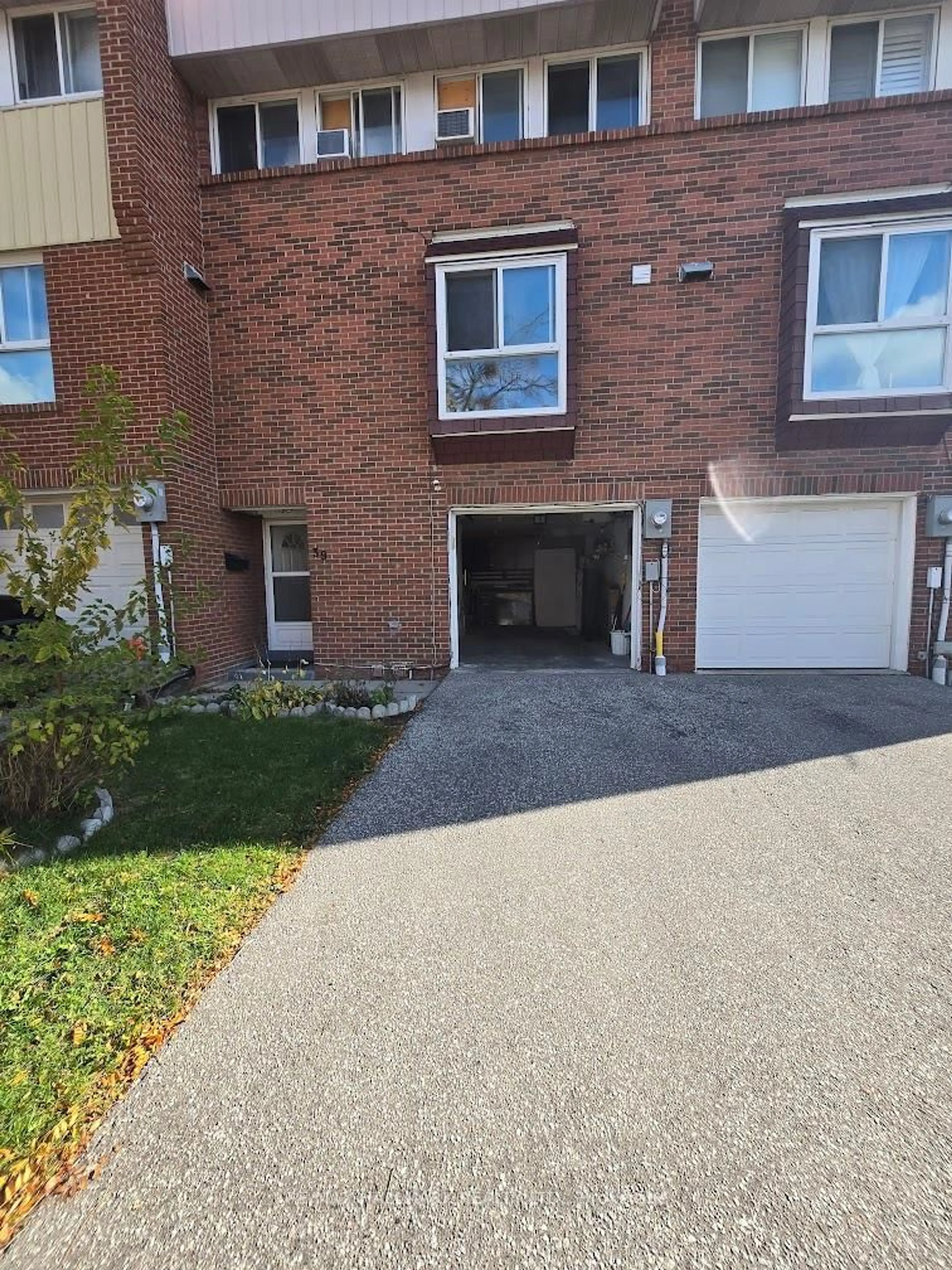 A pic from outside/outdoor area/front of a property/back of a property/a pic from drone, street for 39 John Cabot Way, Toronto Ontario M3N 2T5