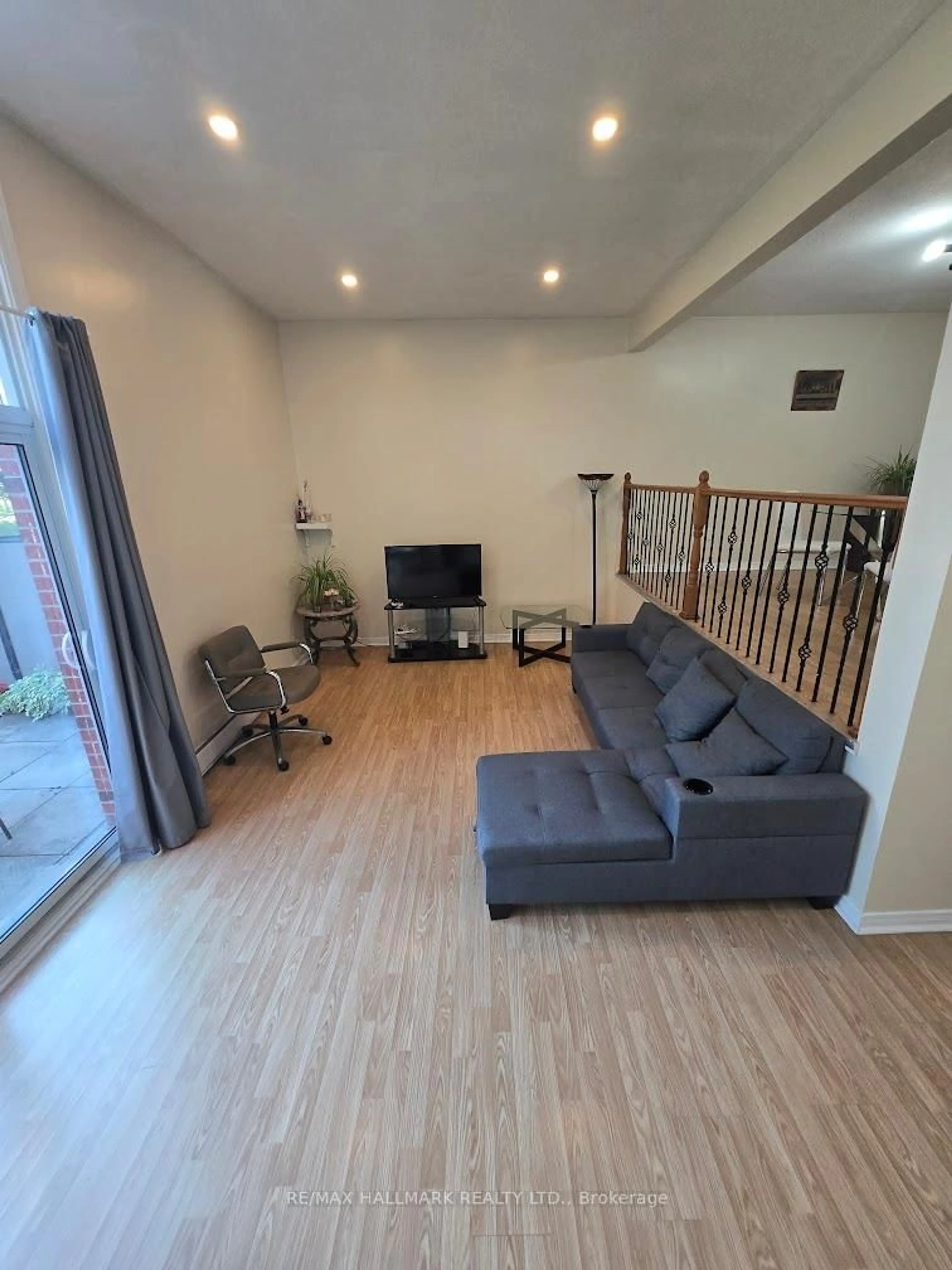 Living room with furniture, wood/laminate floor for 39 John Cabot Way, Toronto Ontario M3N 2T5