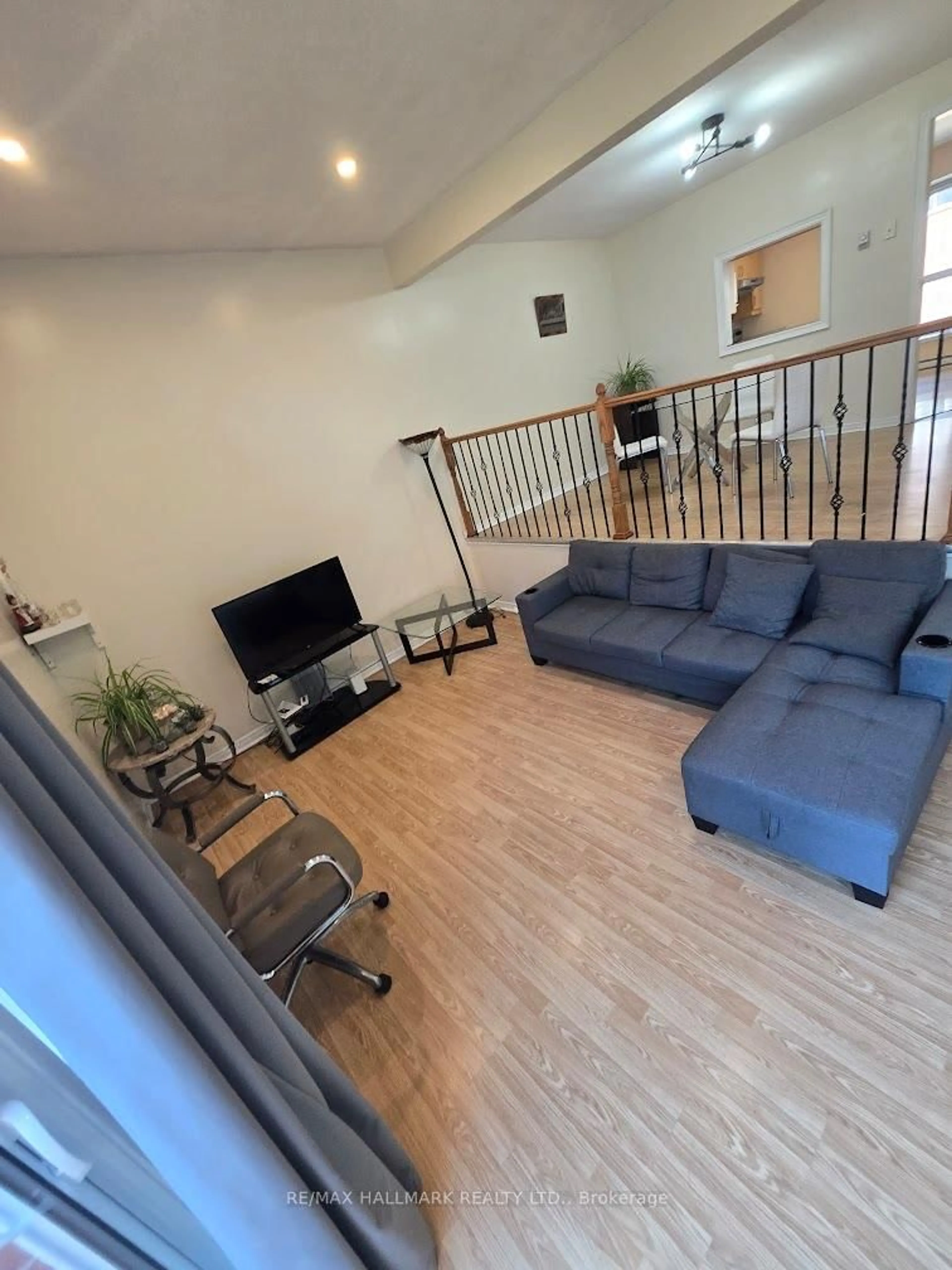 Living room with furniture, unknown for 39 John Cabot Way, Toronto Ontario M3N 2T5