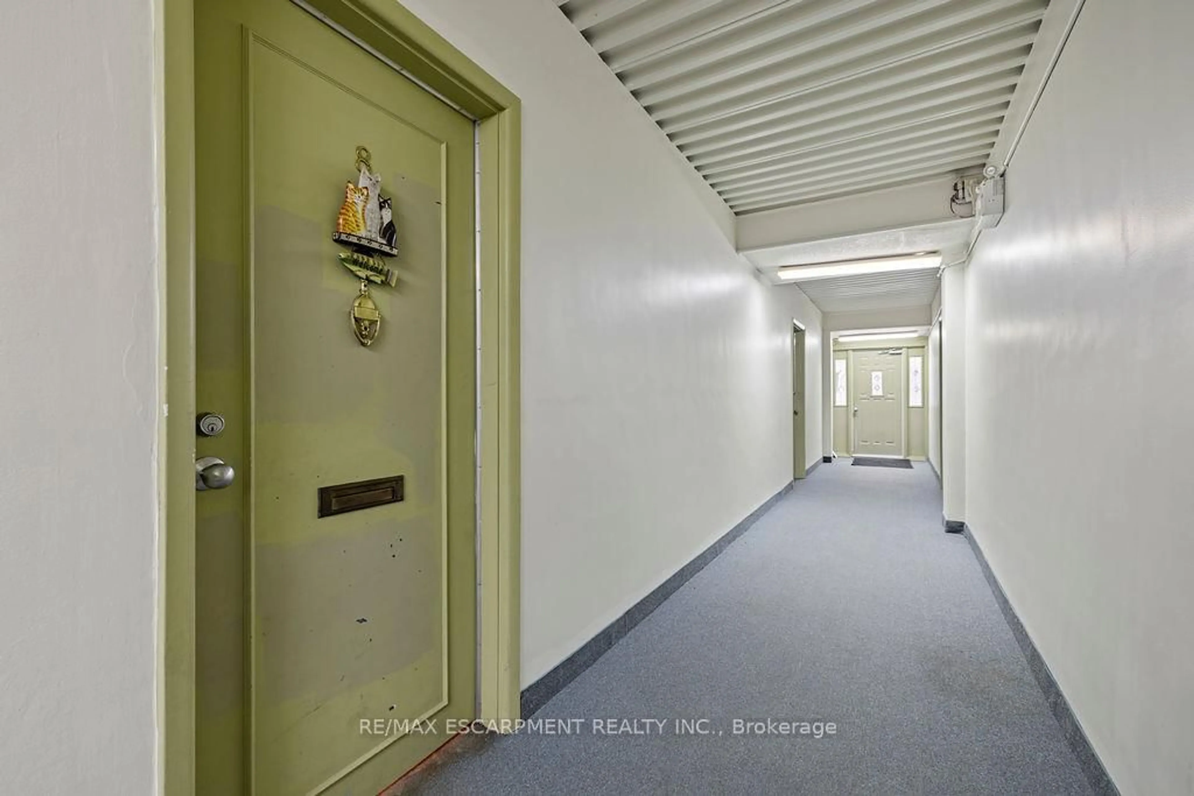 Indoor foyer for 2079 Meadowbrook Rd #8, Burlington Ontario L7P 2A5