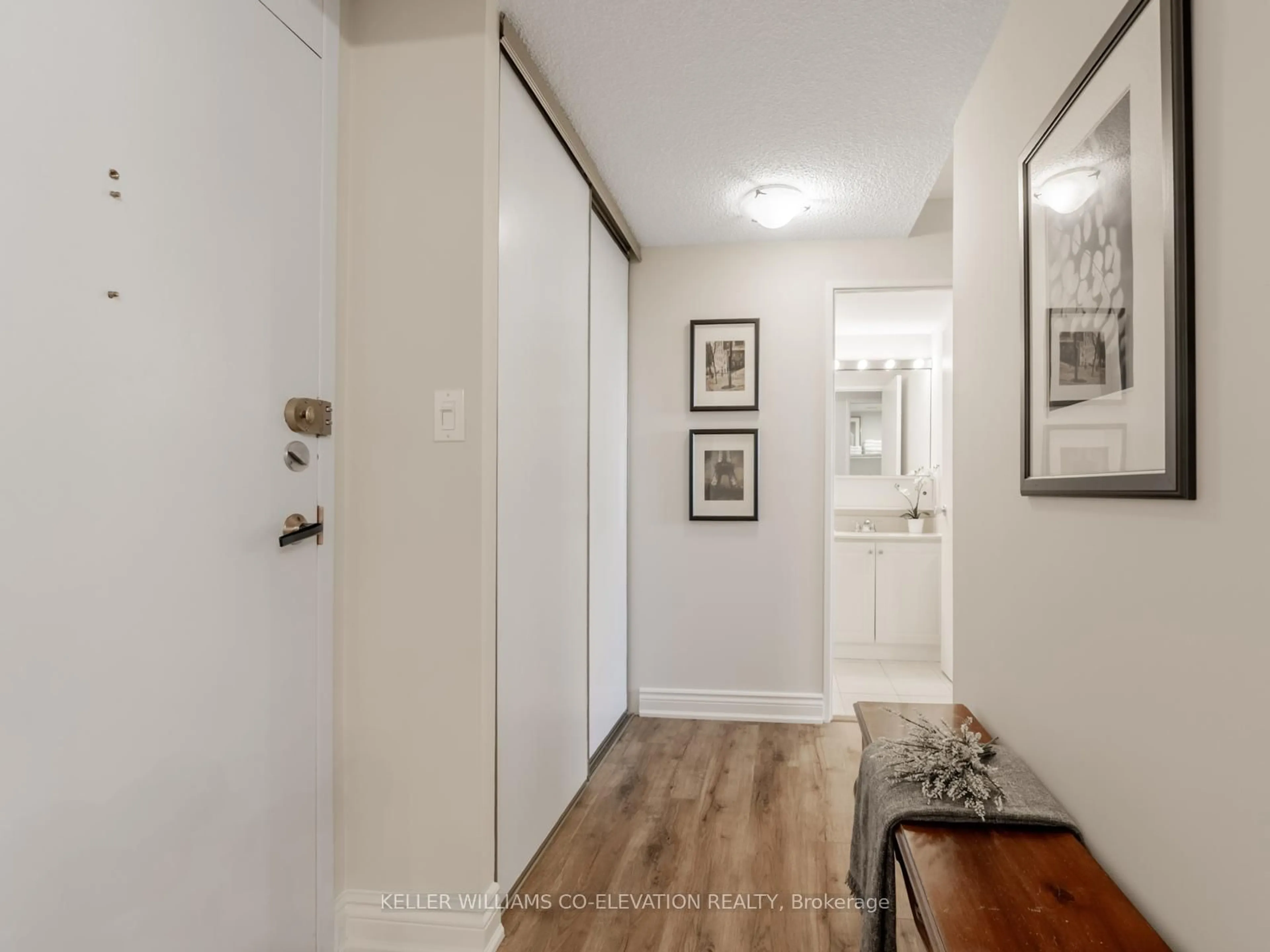 Indoor entryway for 240 Scarlett Rd #709, Toronto Ontario M6N 4X4