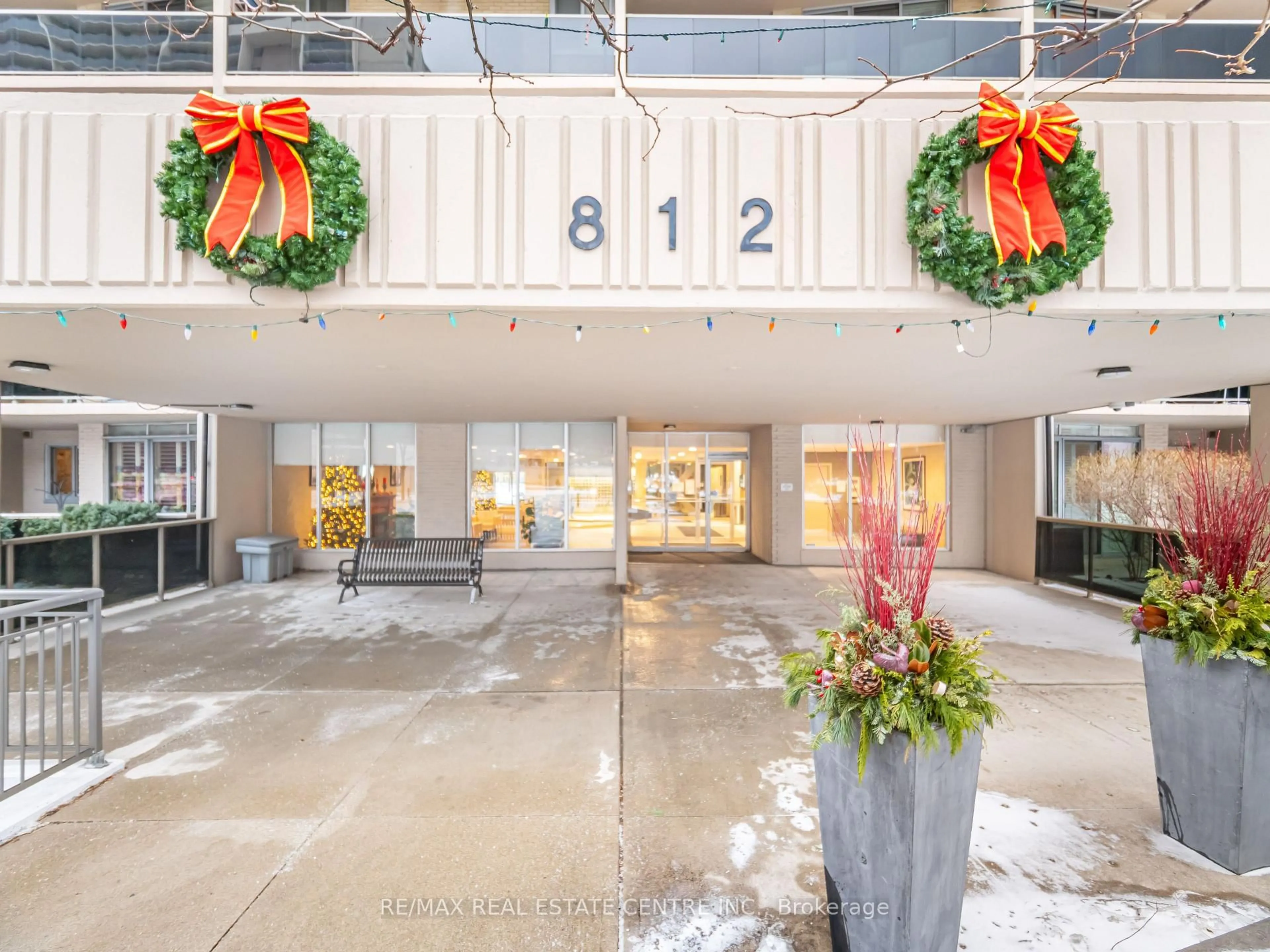 Indoor foyer for 812 Burnhamthorpe Rd W. Rd #1510, Toronto Ontario M9C 4W1