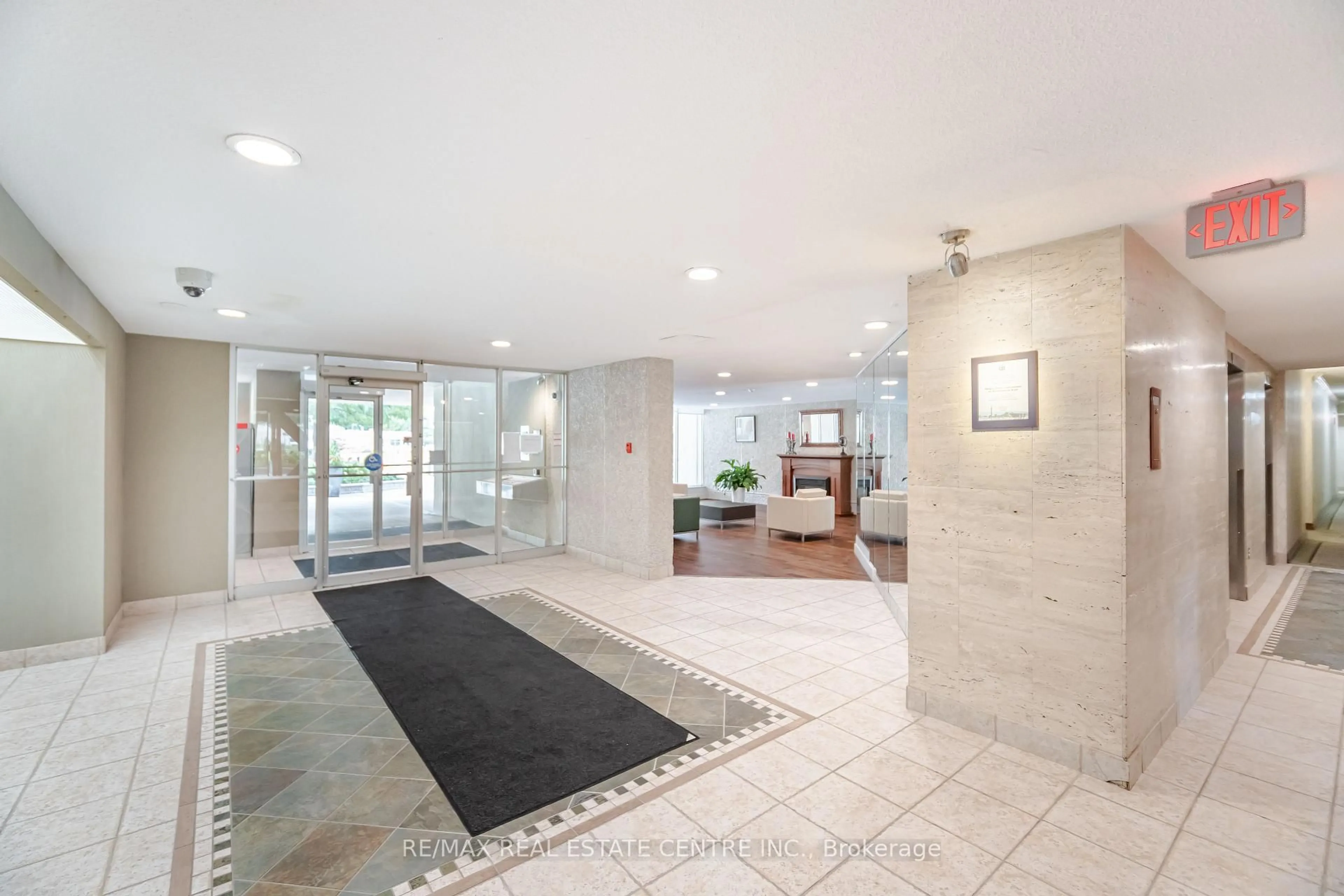 Indoor foyer for 812 Burnhamthorpe Rd W. Rd #1510, Toronto Ontario M9C 4W1