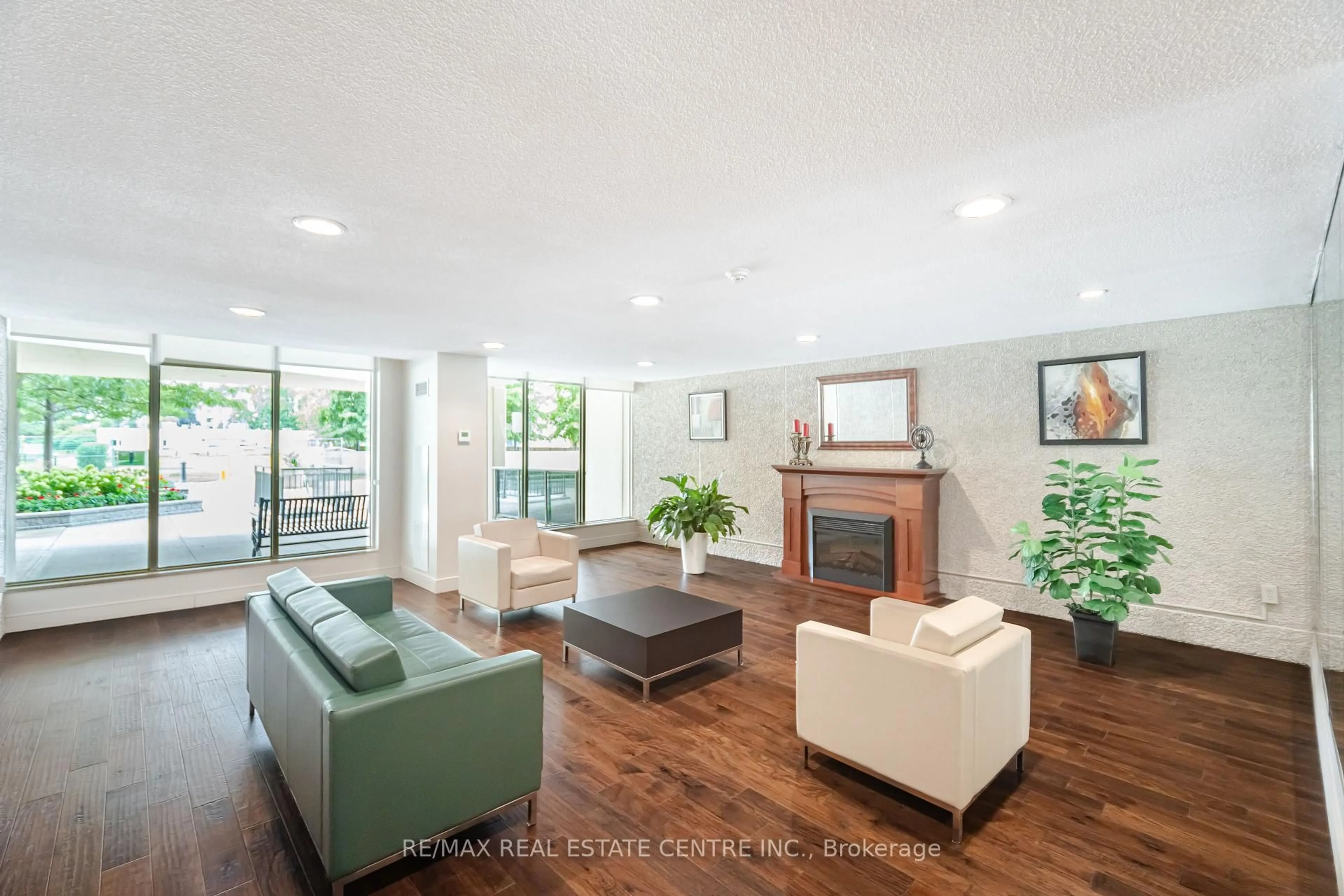 Unknown for 812 Burnhamthorpe Rd W. Rd #1510, Toronto Ontario M9C 4W1