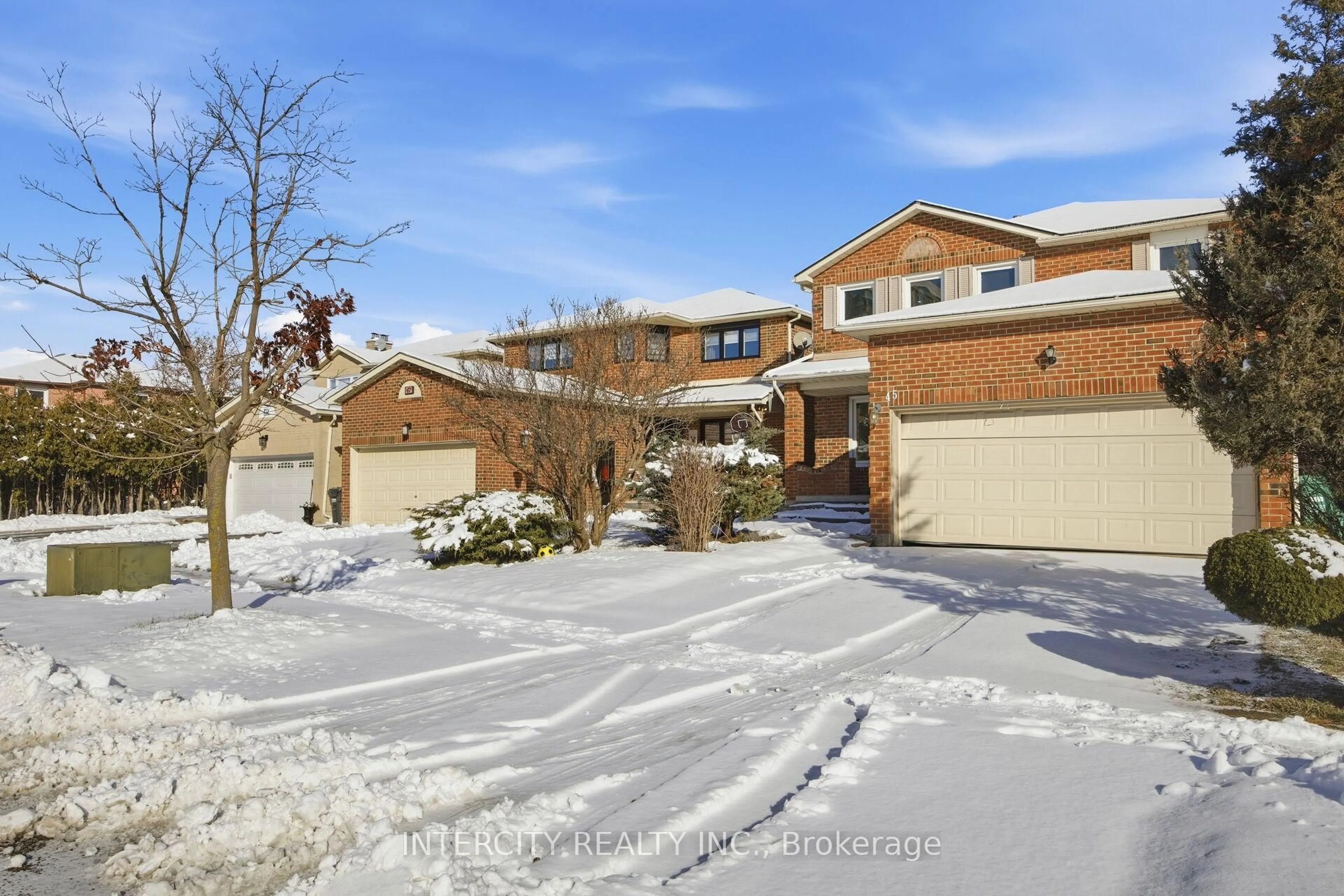 A pic from outside/outdoor area/front of a property/back of a property/a pic from drone, street for 45 Merganser Cres, Brampton Ontario L6W 4G2