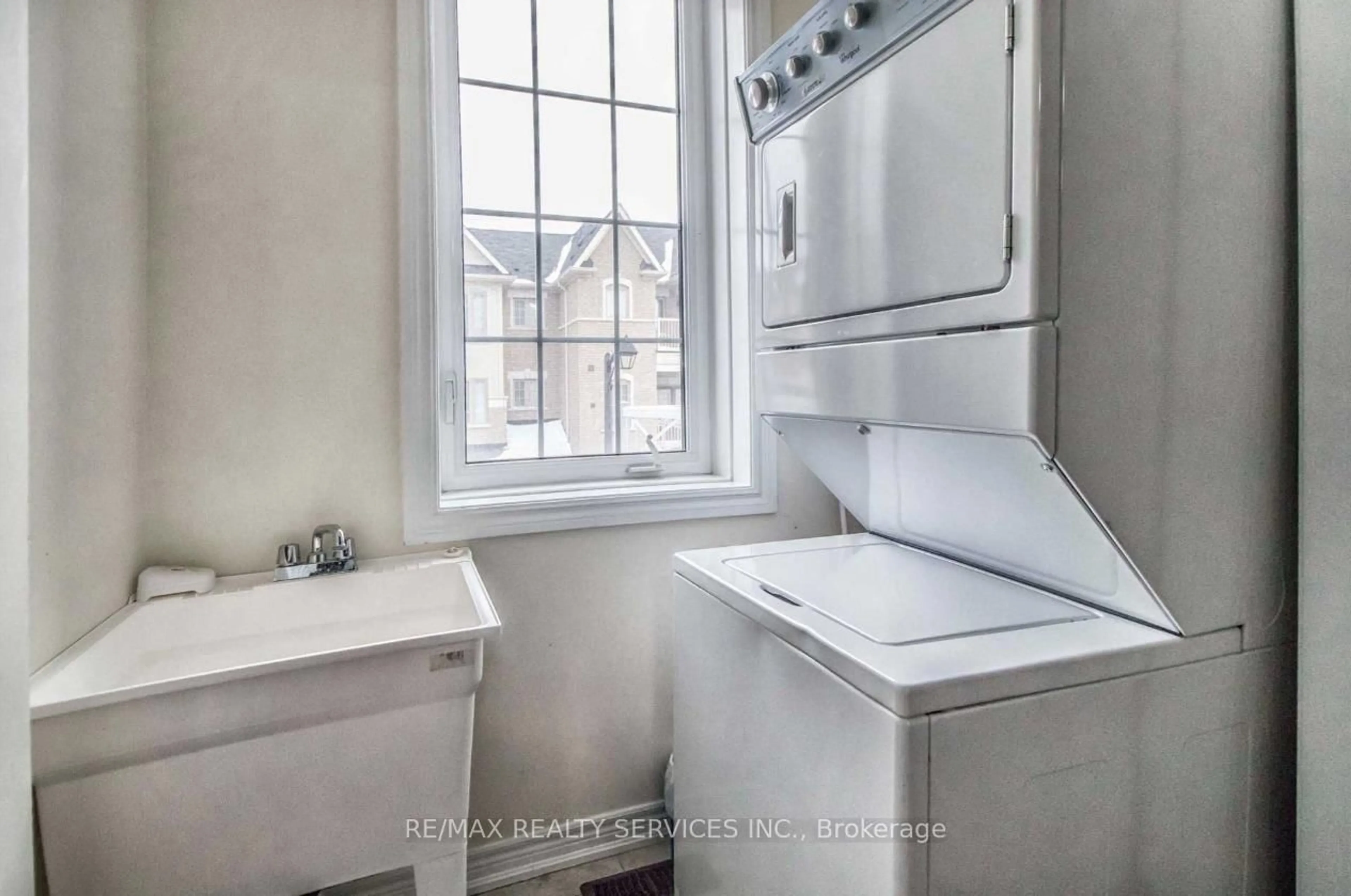 Laundry room for 10 Rabbit Run Way, Brampton Ontario L6Z 0J2