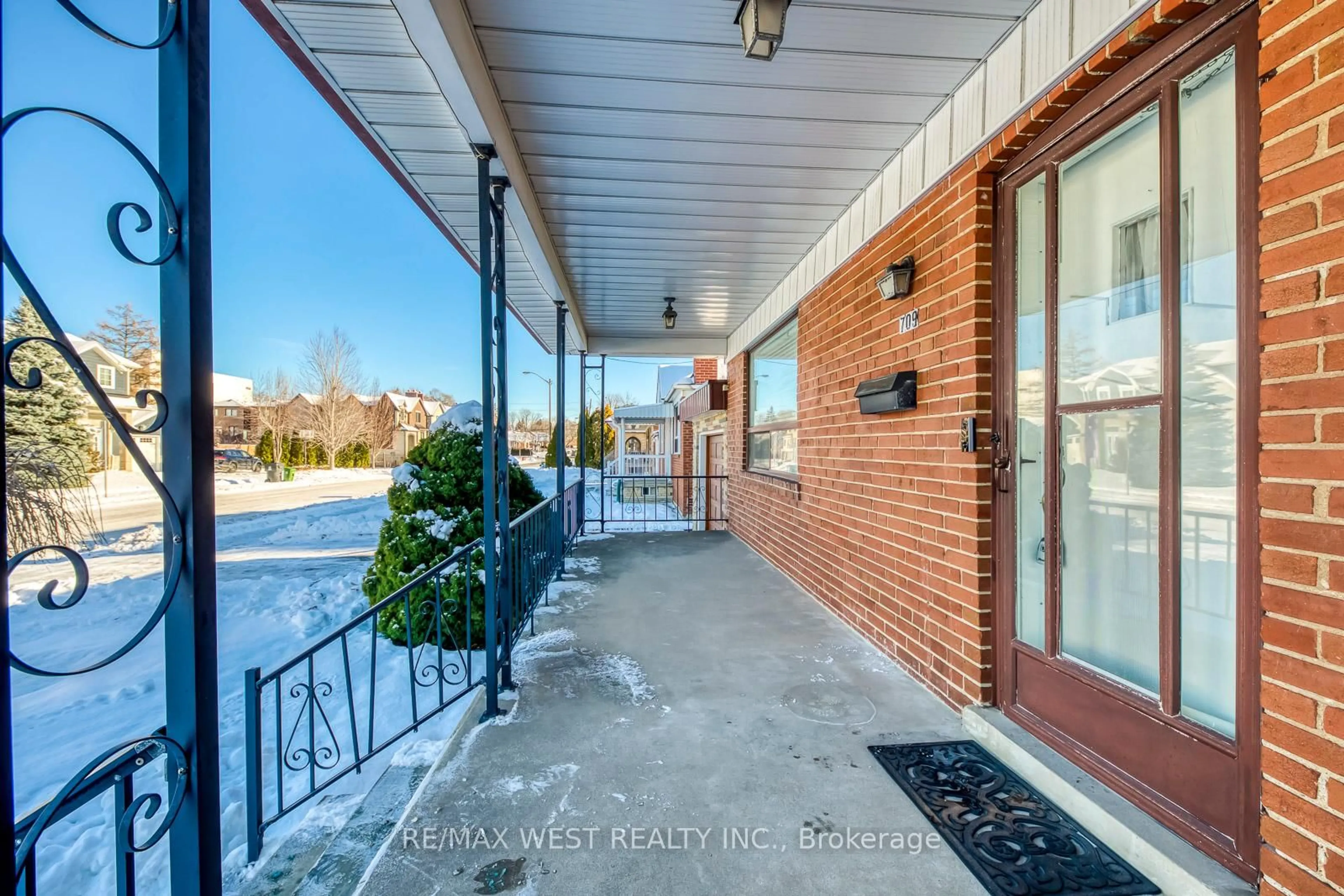 Unknown for 709 Glengrove Ave, Toronto Ontario M6B 2J4