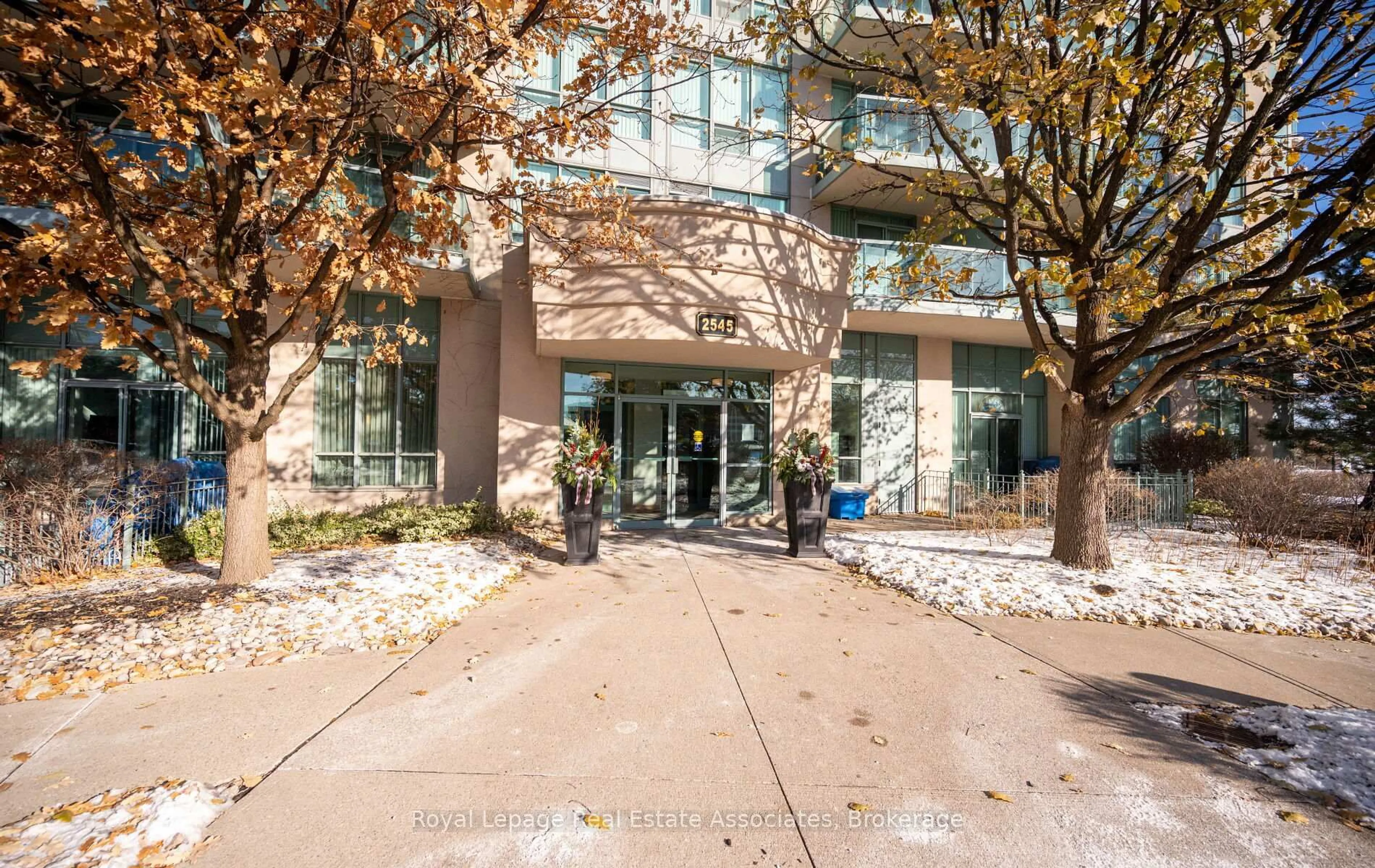 Indoor foyer for 2545 Erin Centre Blvd #1713, Mississauga Ontario L5M 6Z9