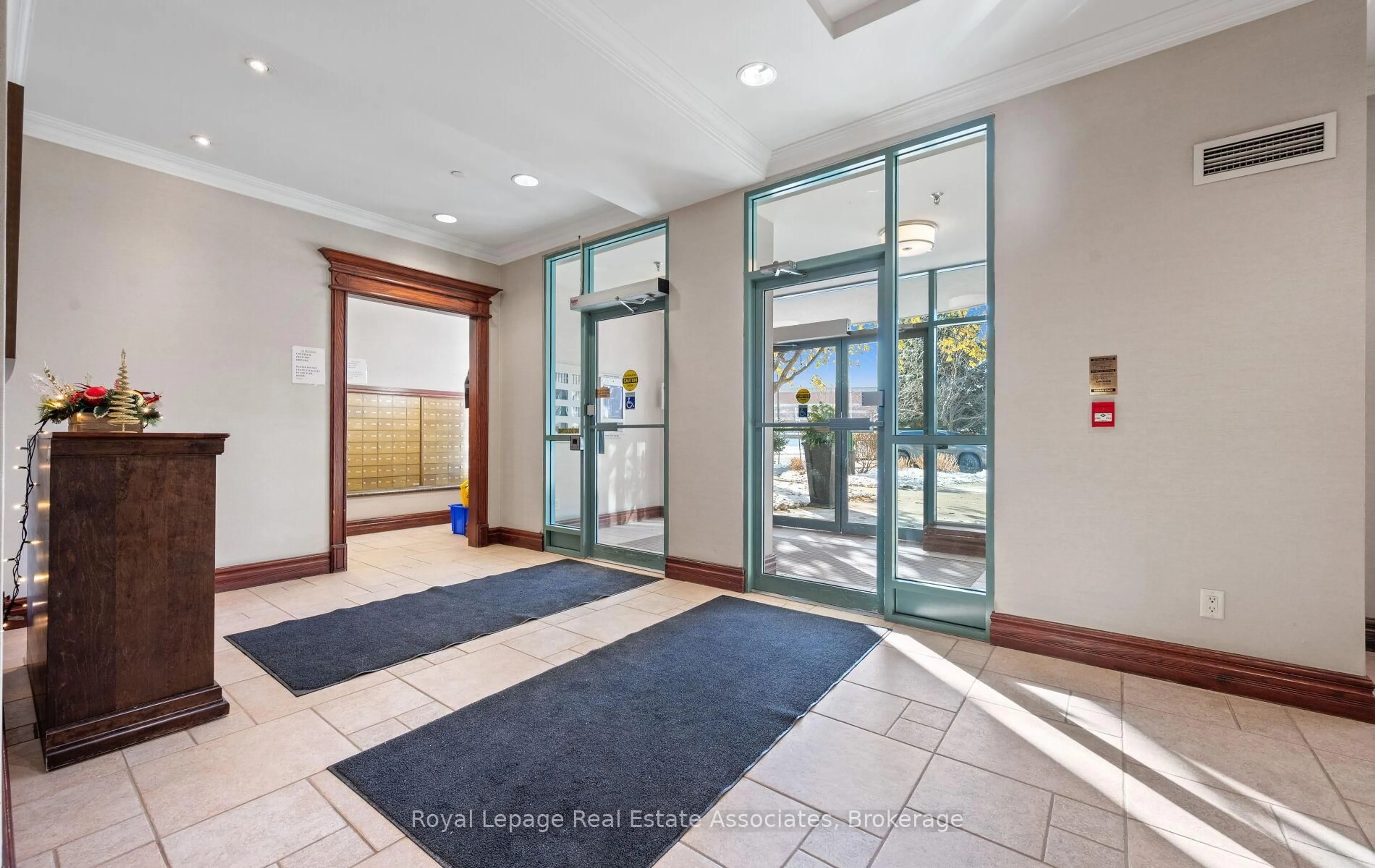 Indoor foyer for 2545 Erin Centre Blvd #1713, Mississauga Ontario L5M 6Z9