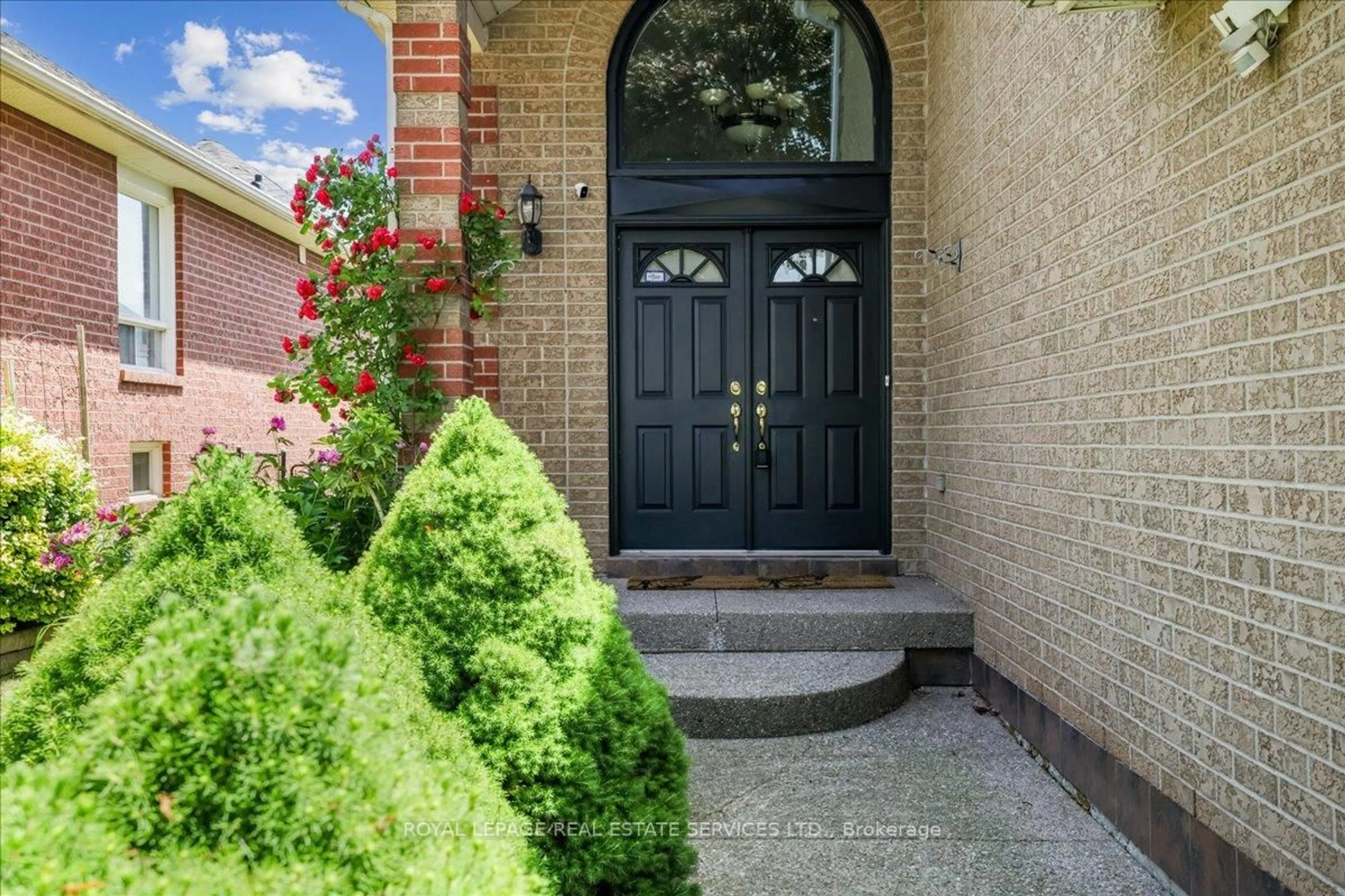 Indoor entryway for 2365 Grand Ravine Dr, Oakville Ontario L6H 6A8