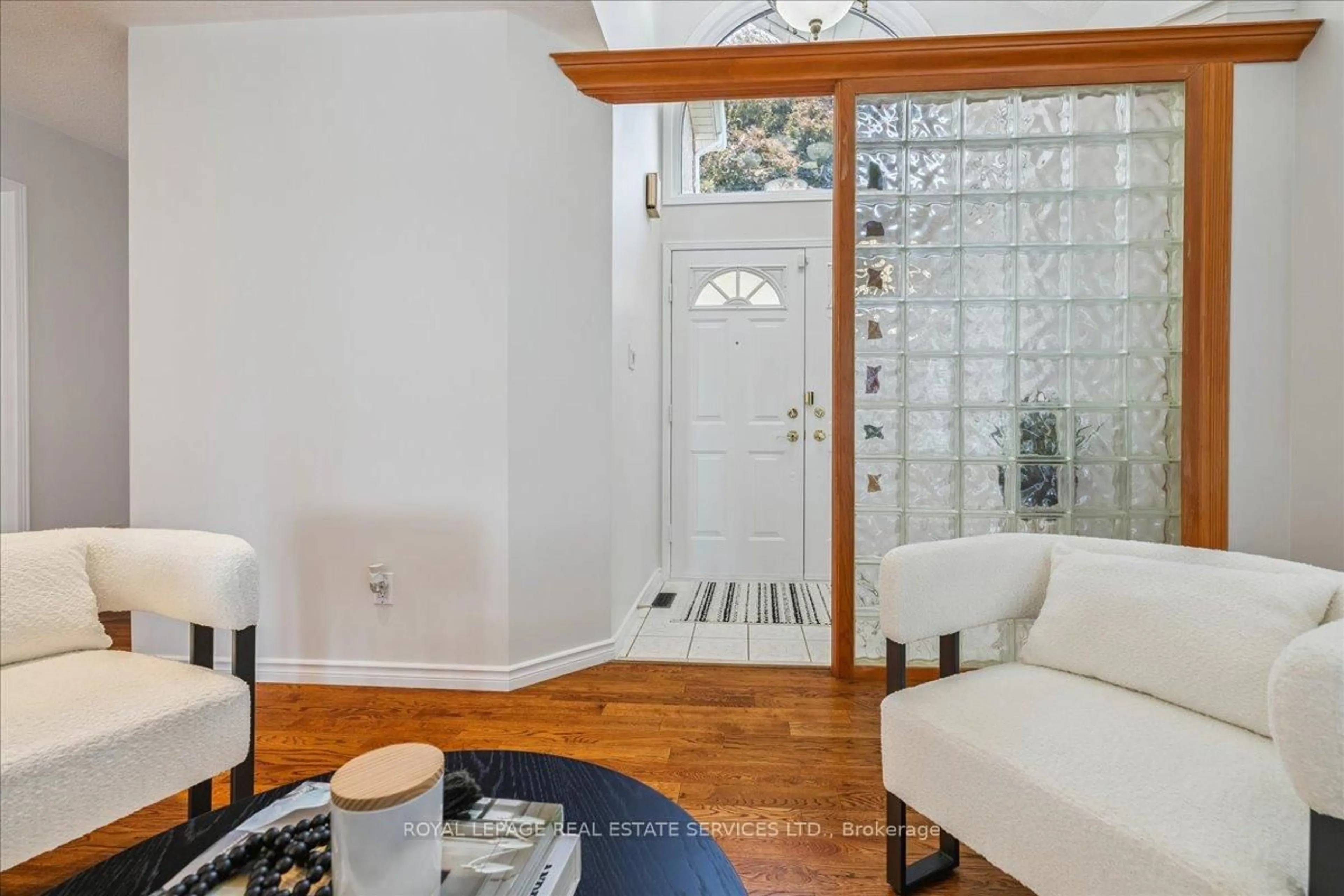 Indoor entryway for 2365 Grand Ravine Dr, Oakville Ontario L6H 6A8